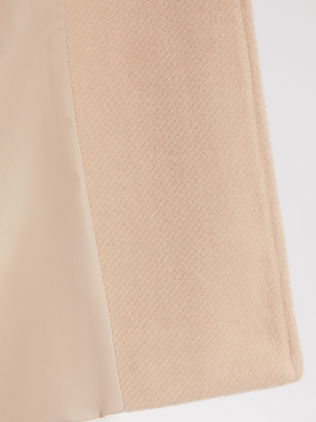 Длинное пальто без утеплителя на пуговицах с воротником на запах и поясом