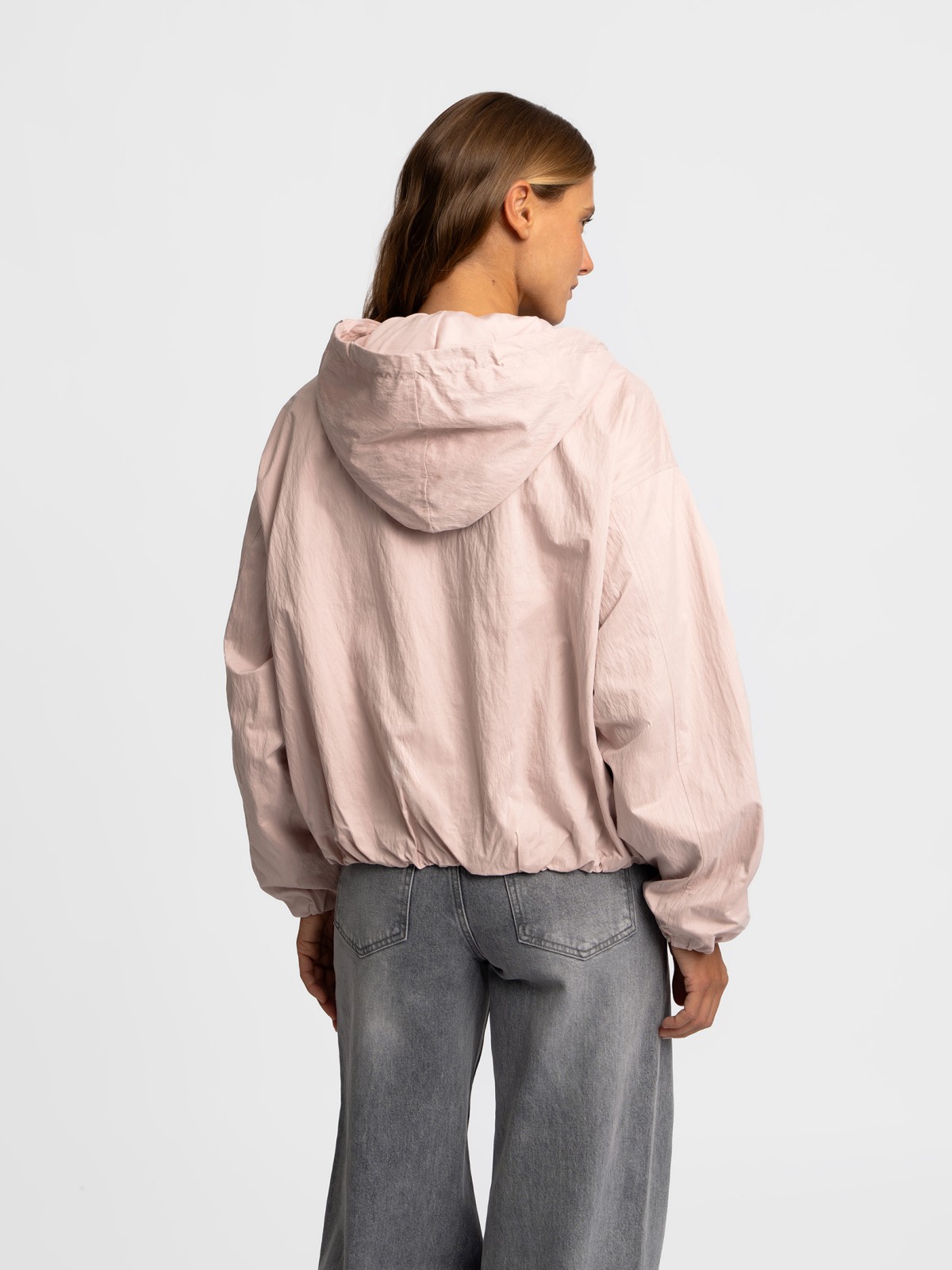 Куртка-ветровка с капюшоном без утеплителя