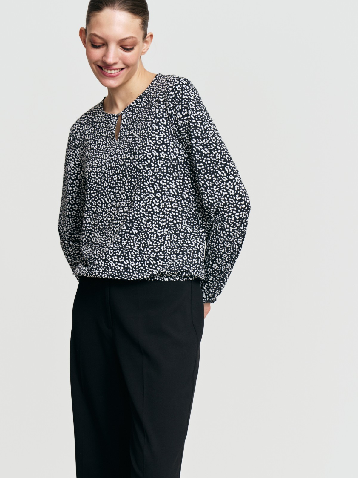 Трикотажная блузка на резинке с принтом