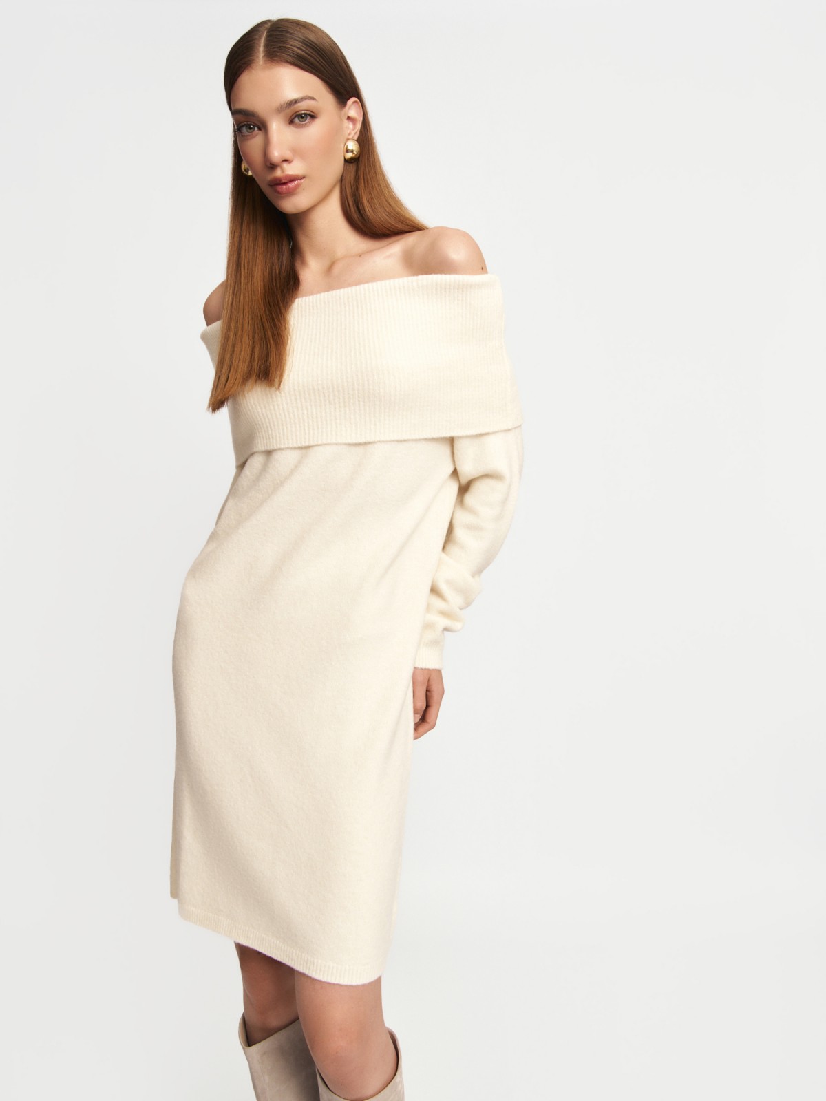 Вязаное платье-джемпер с открытыми плечами