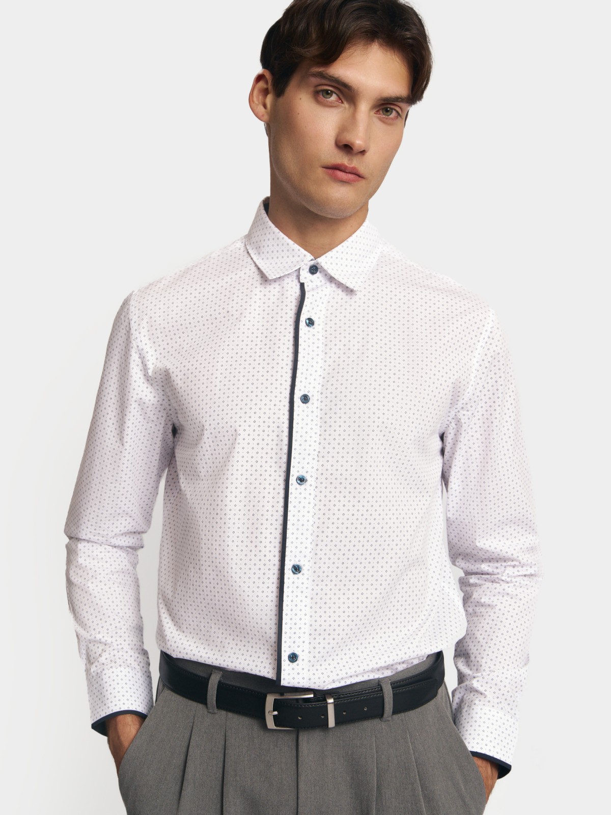 Офисная полуприталенная рубашка с мелким принтом