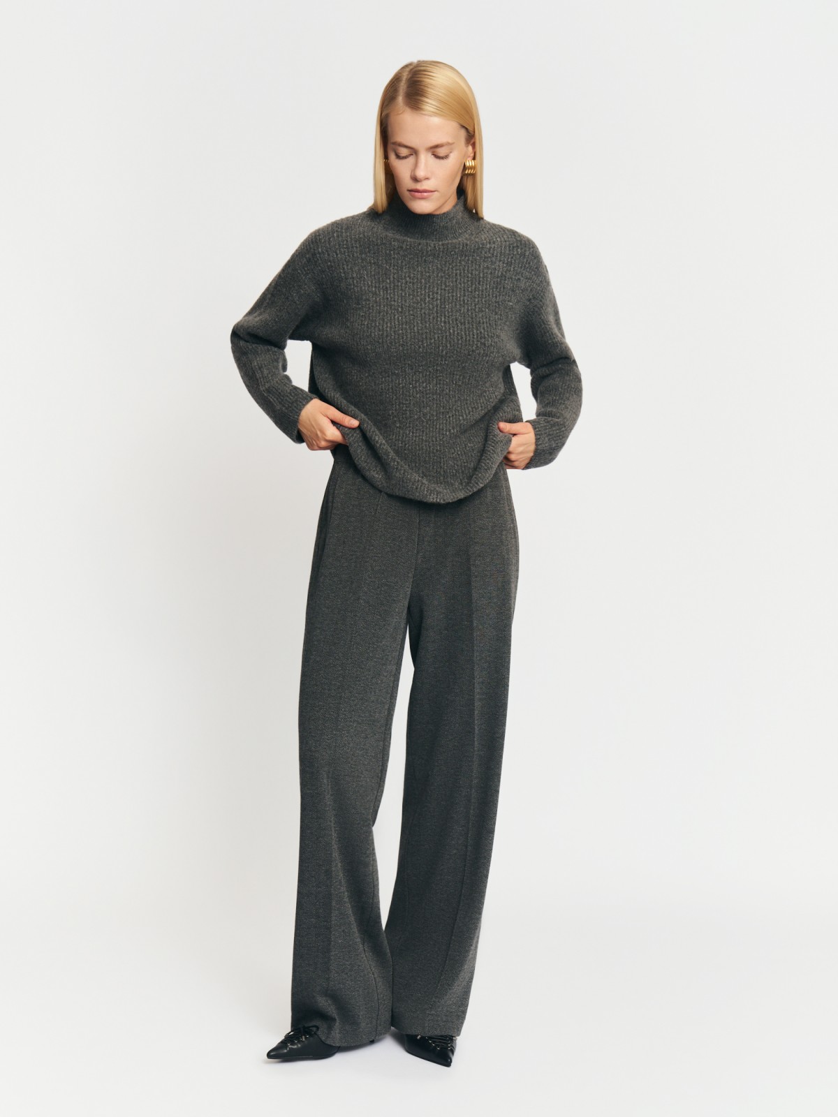 Брюки с поясом на резинке и стрелками