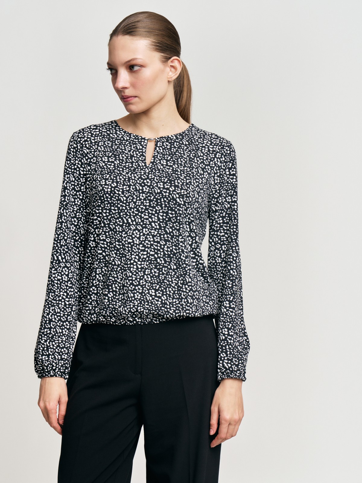 Трикотажная блузка на резинке с принтом