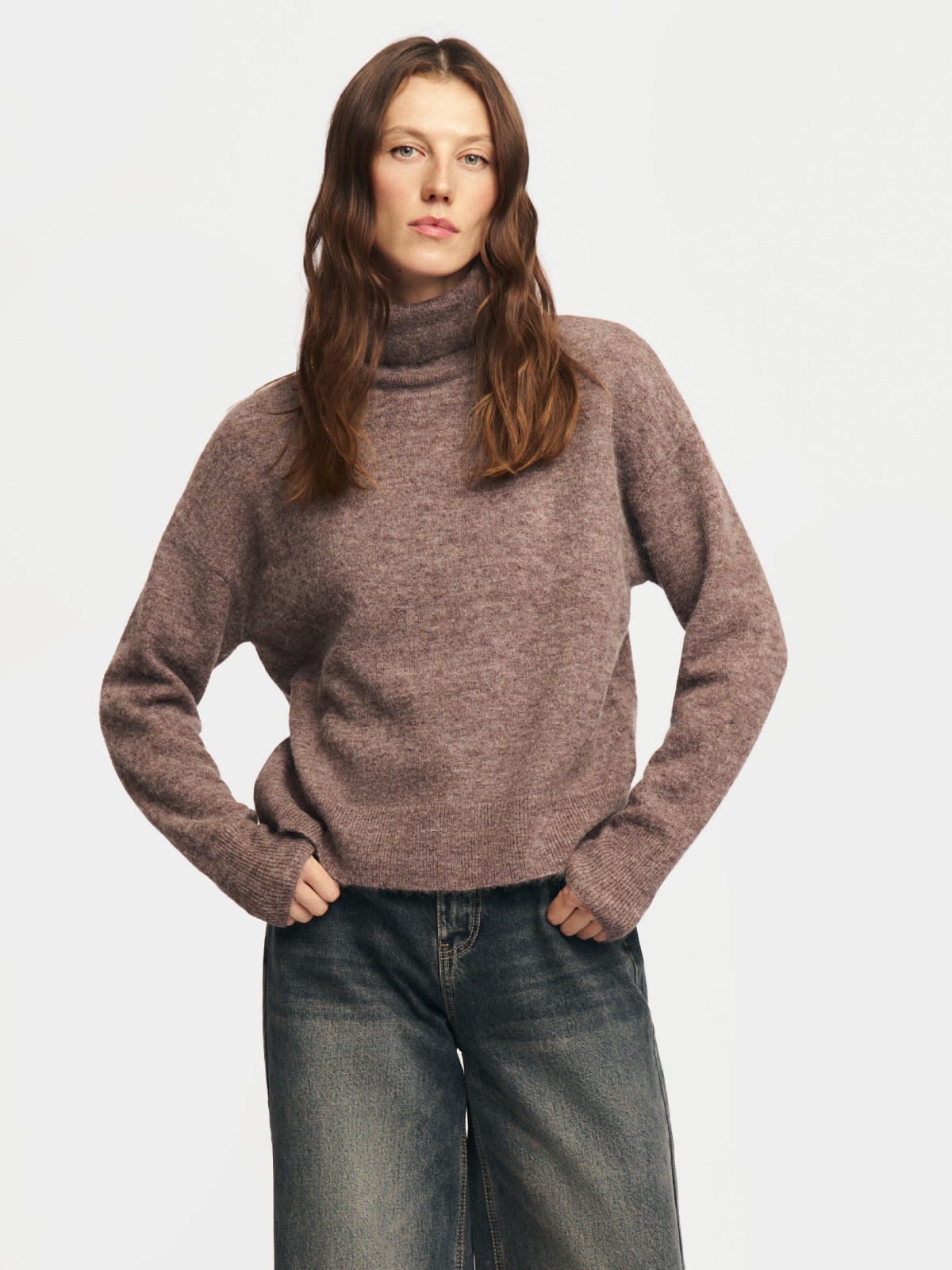 Вязаный свитер с горлом и шерстью