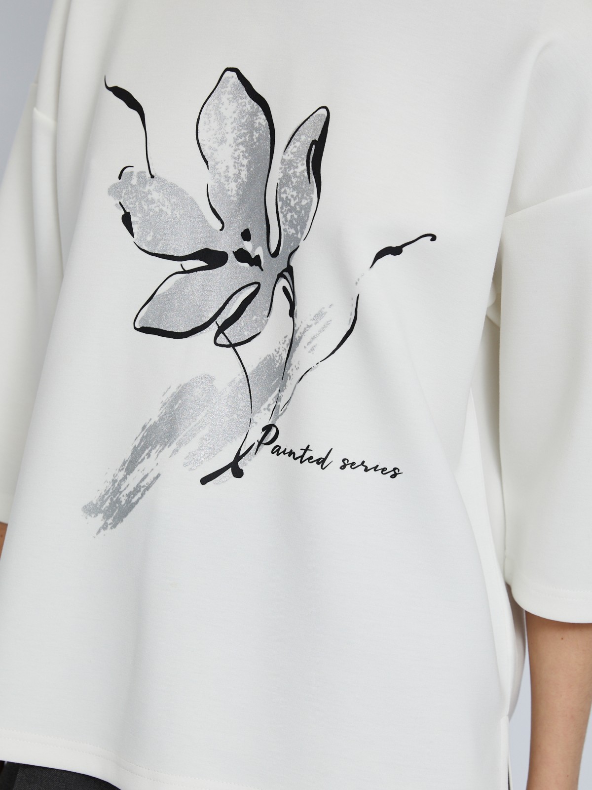 Свитшот оверсайз силуэта с укороченными рукавами и принтом