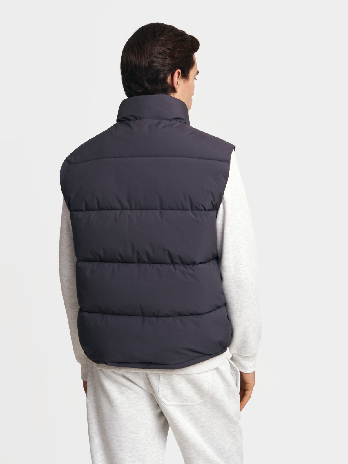 Утеплённый жилет на молнии с воротником-стойкой