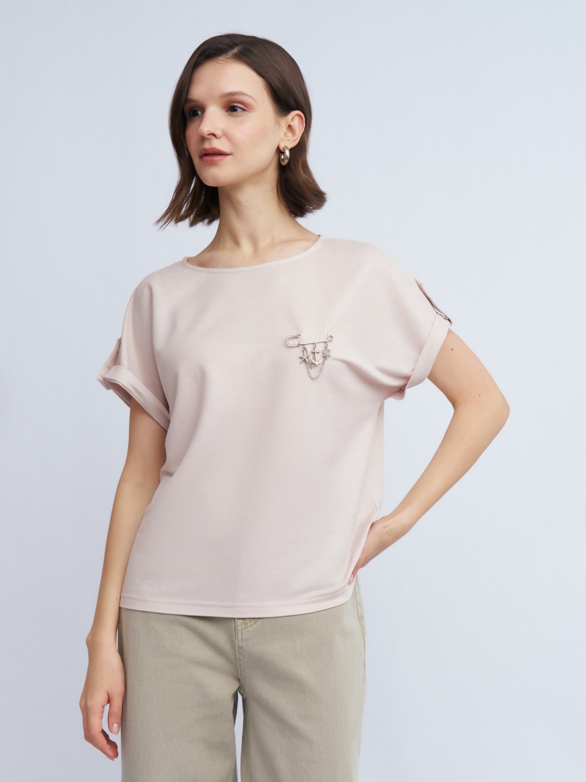 Блузка-футболка с коротким рукавом и брошью