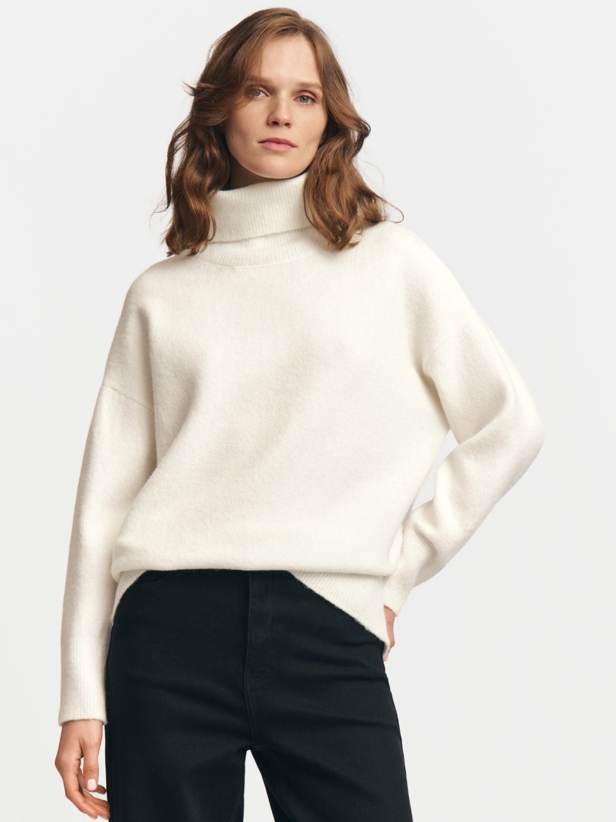 Длинный вязаный свитер с воротником-гольф