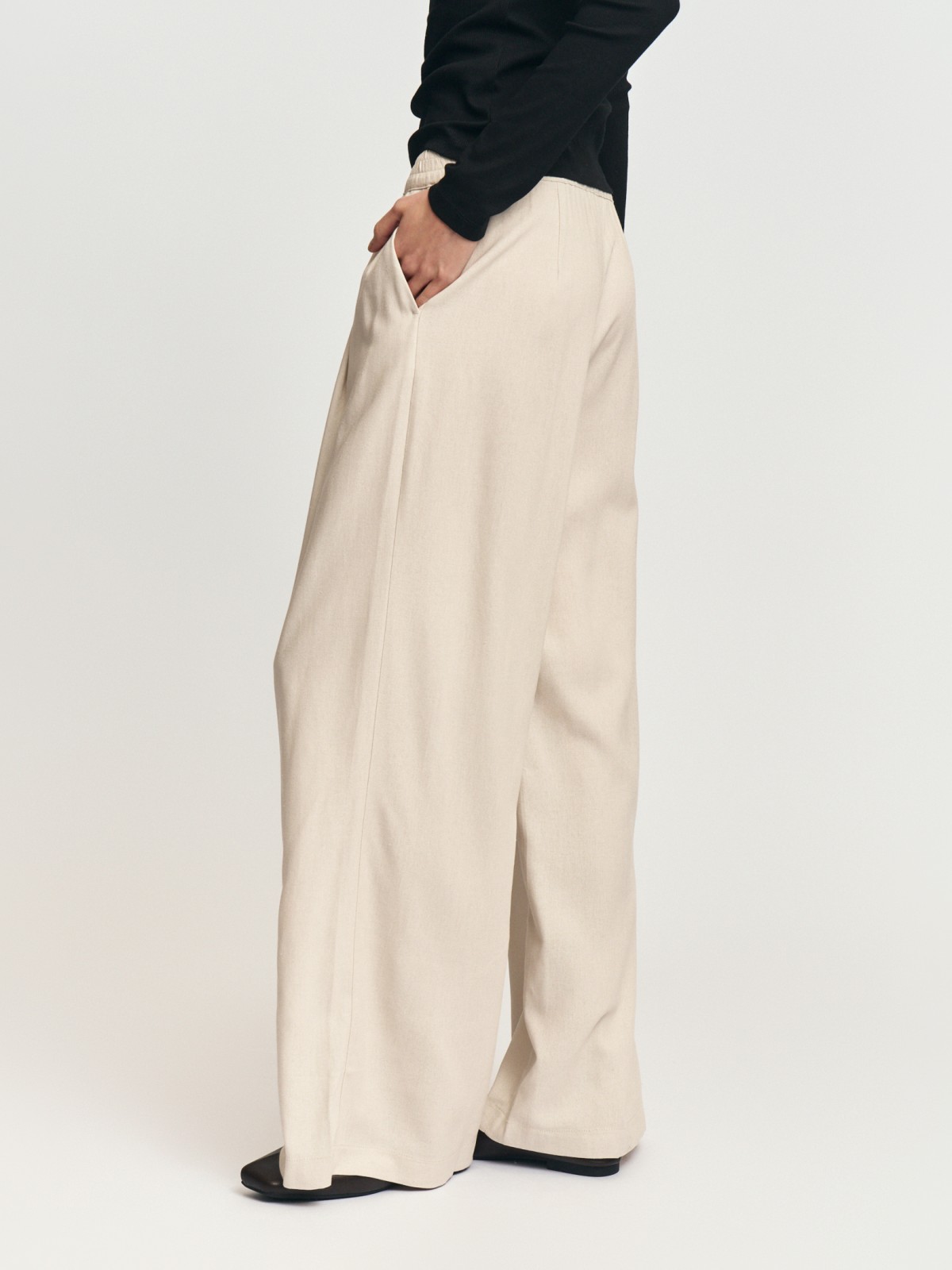 Льняные брюки на резинке со стрелками