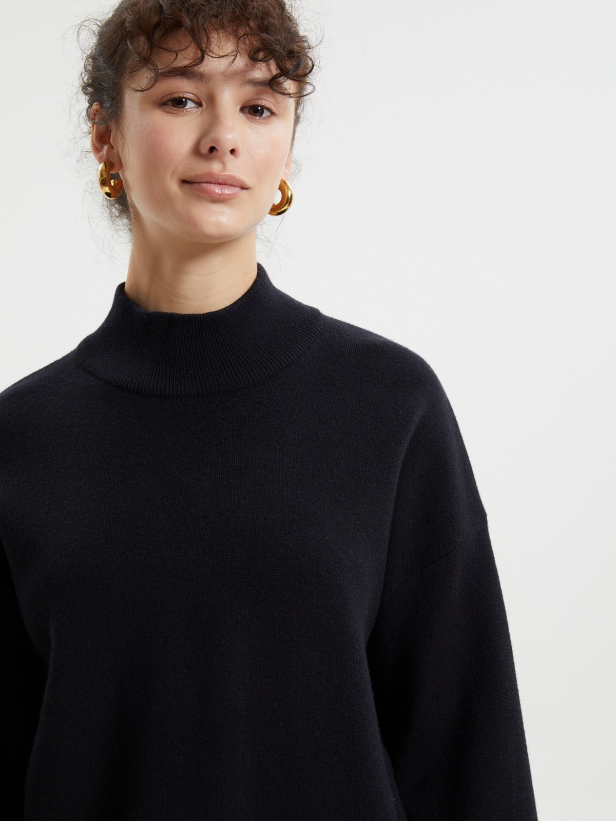 Вязаное платье-свитер с горлом