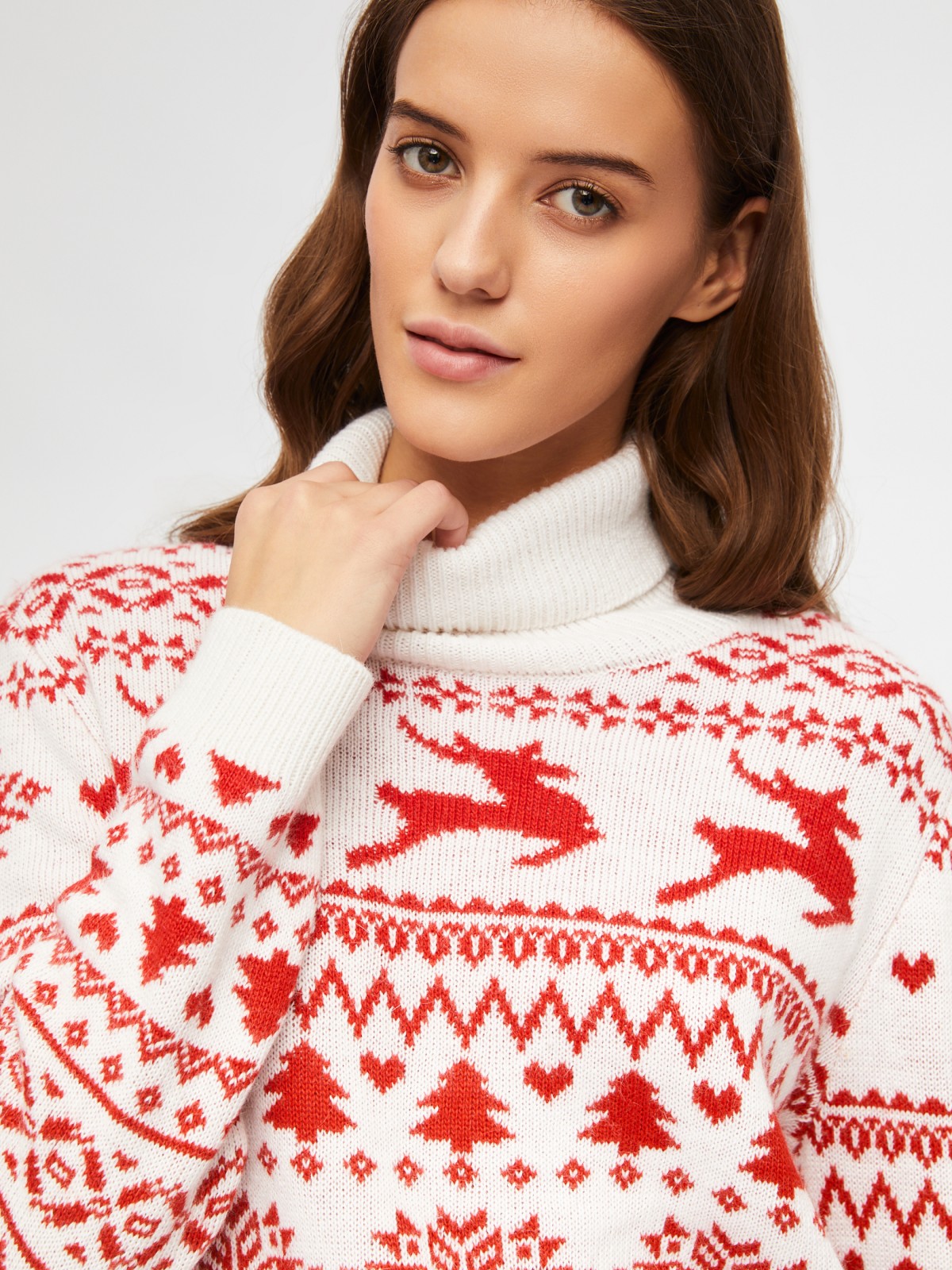 Вязаный шерстяной свитер с новогодним узором с оленями