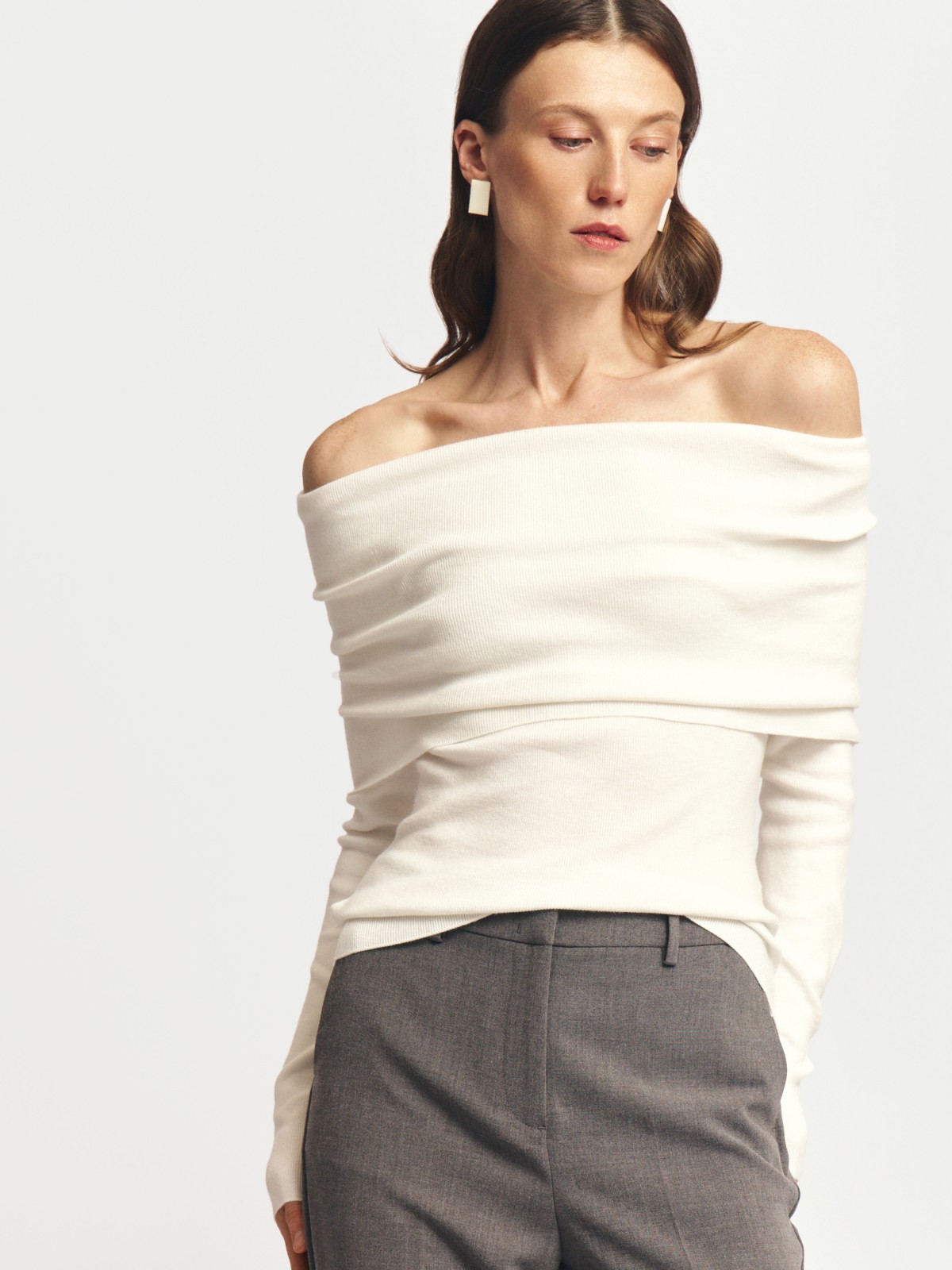 Трикотажный джемпер с открытыми плечами