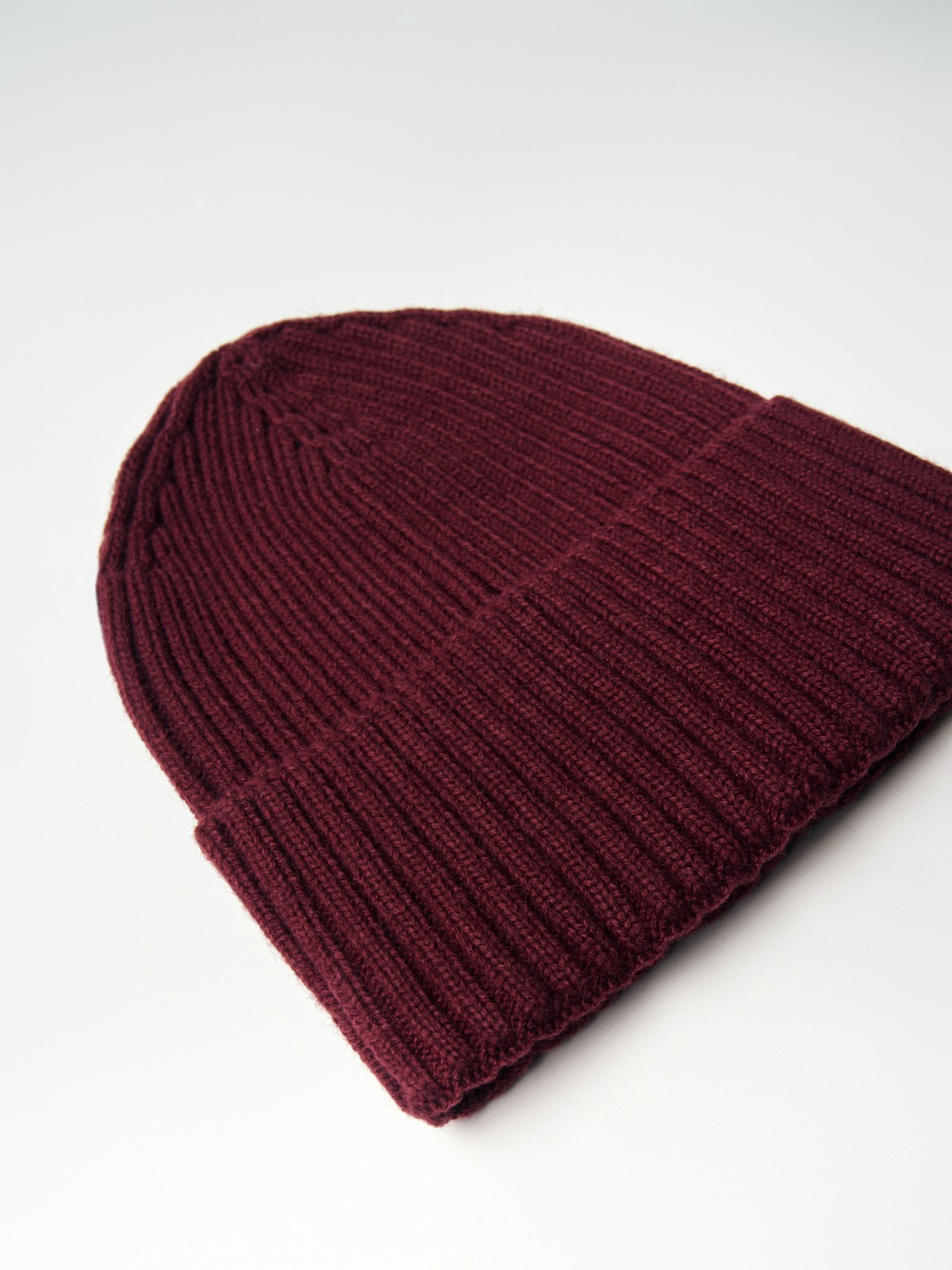 Вязаная шапка-бини с отворотом