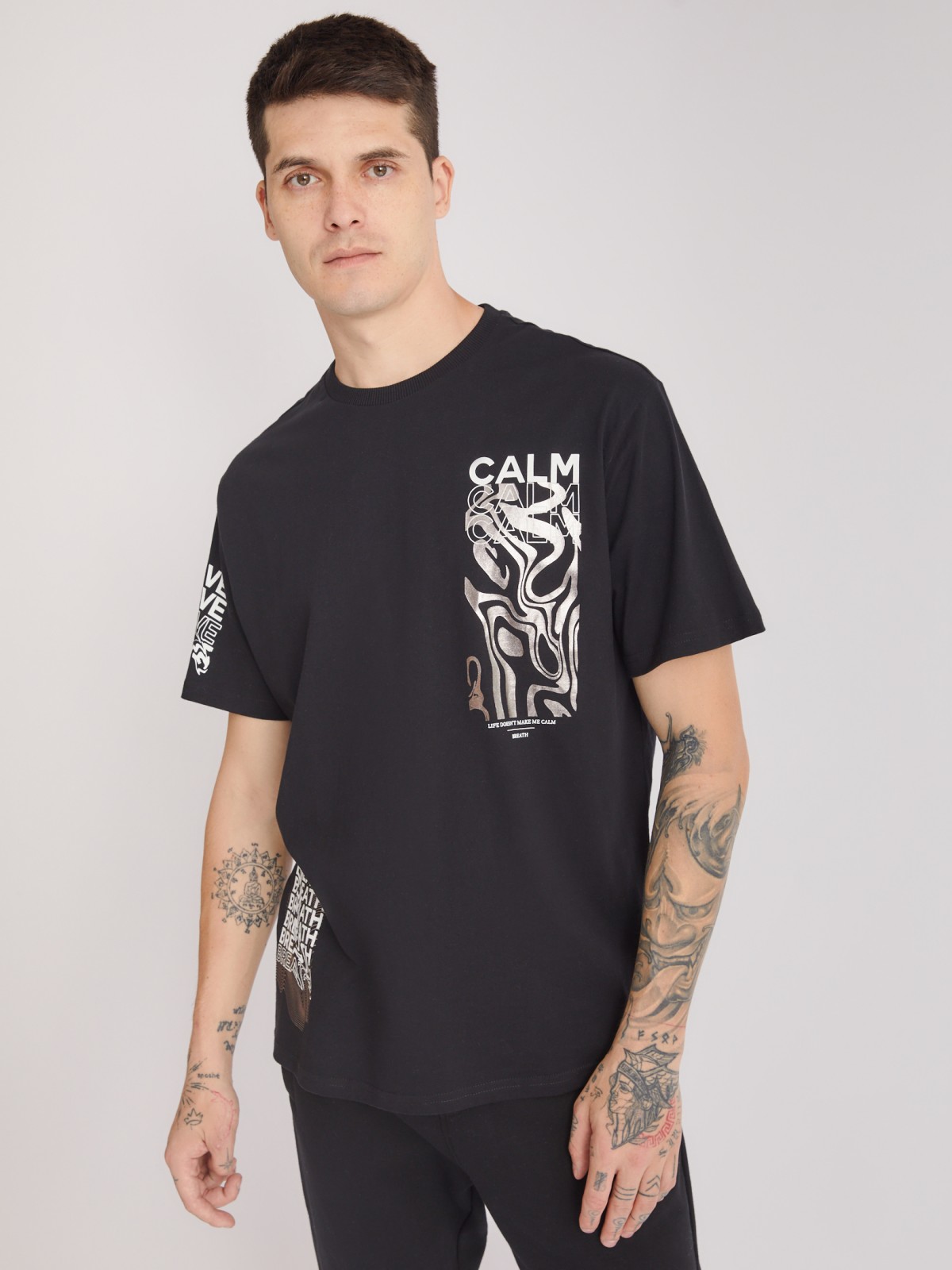 Футболка из хлопка с акцентными принтами