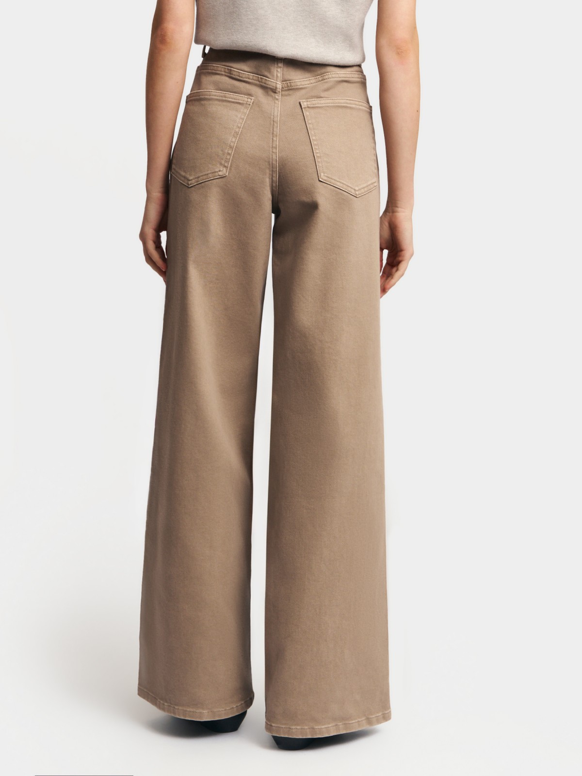 Джинсы силуэта Wide