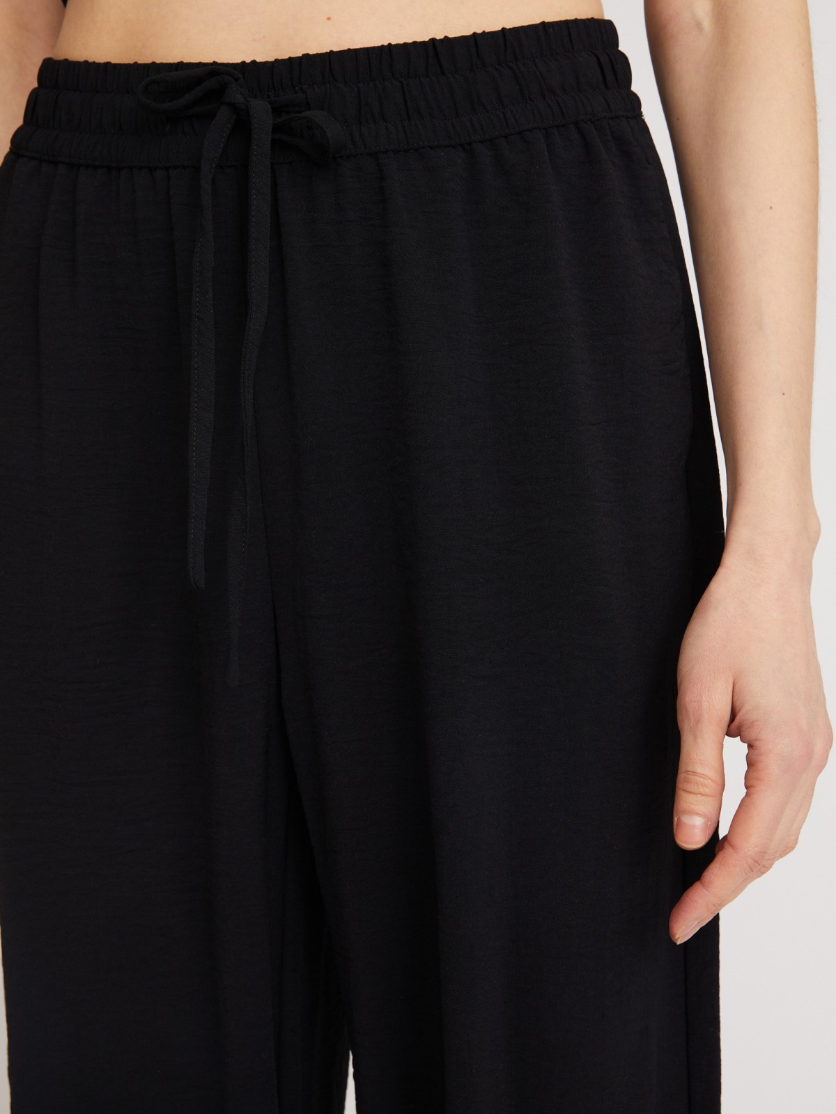 Брюки на резинке прямого силуэта