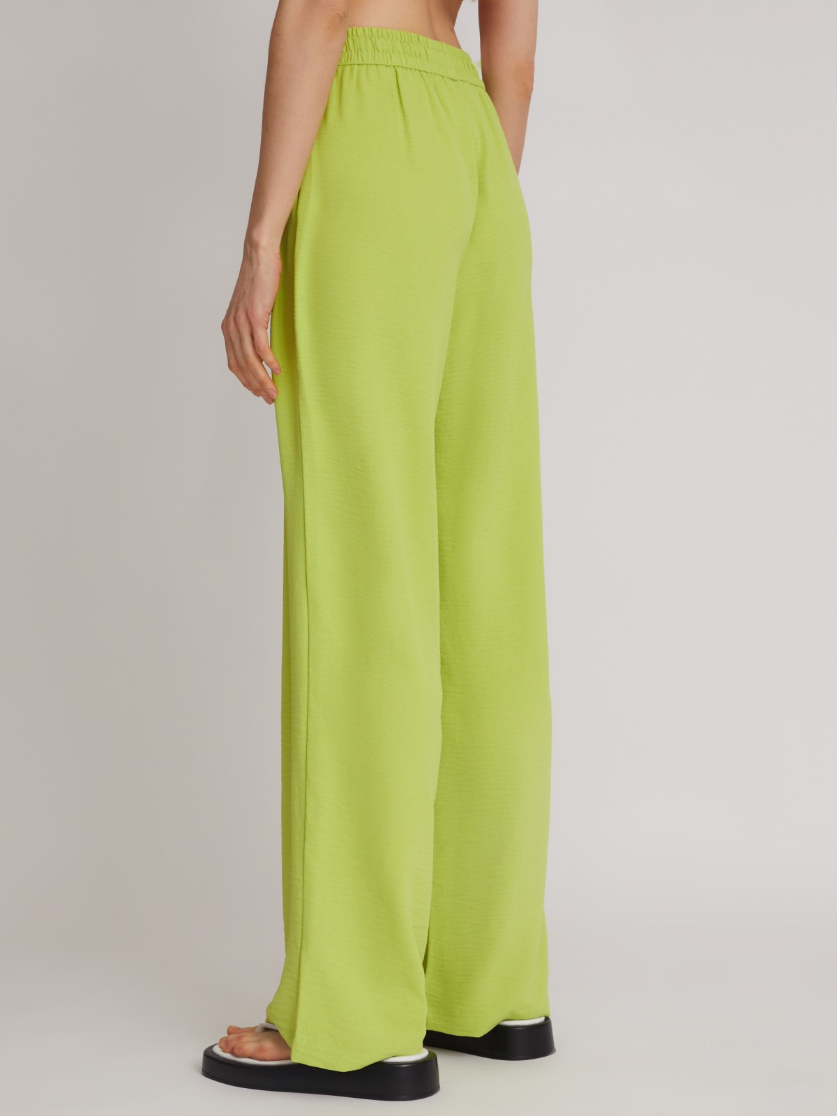 Брюки на резинке прямого силуэта