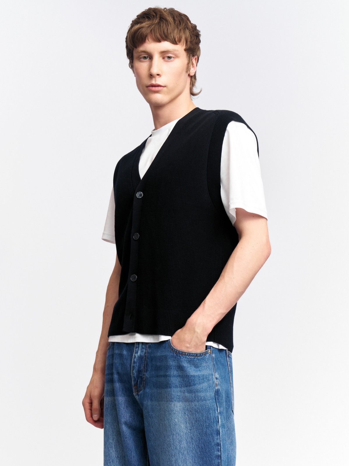 Вязаный жилет на пуговицах с воротником и карманами