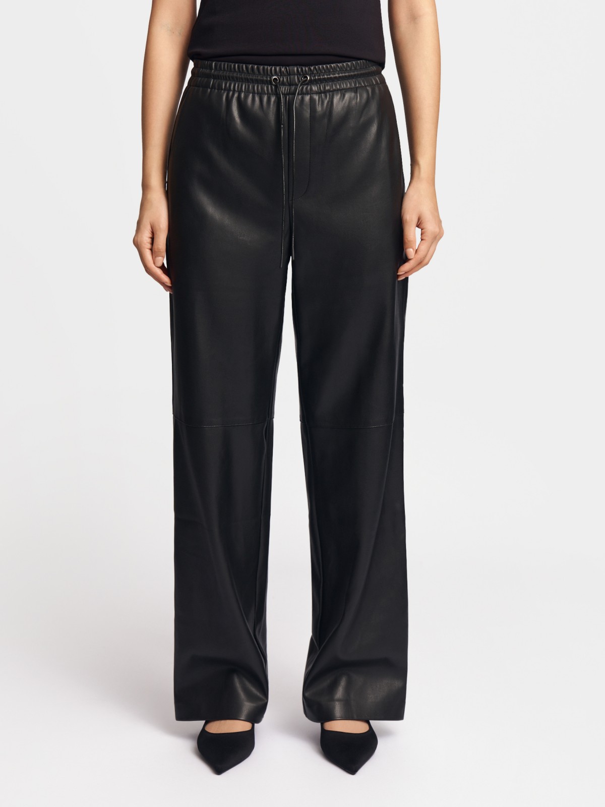 Брюки из экокожи с поясом на резинке