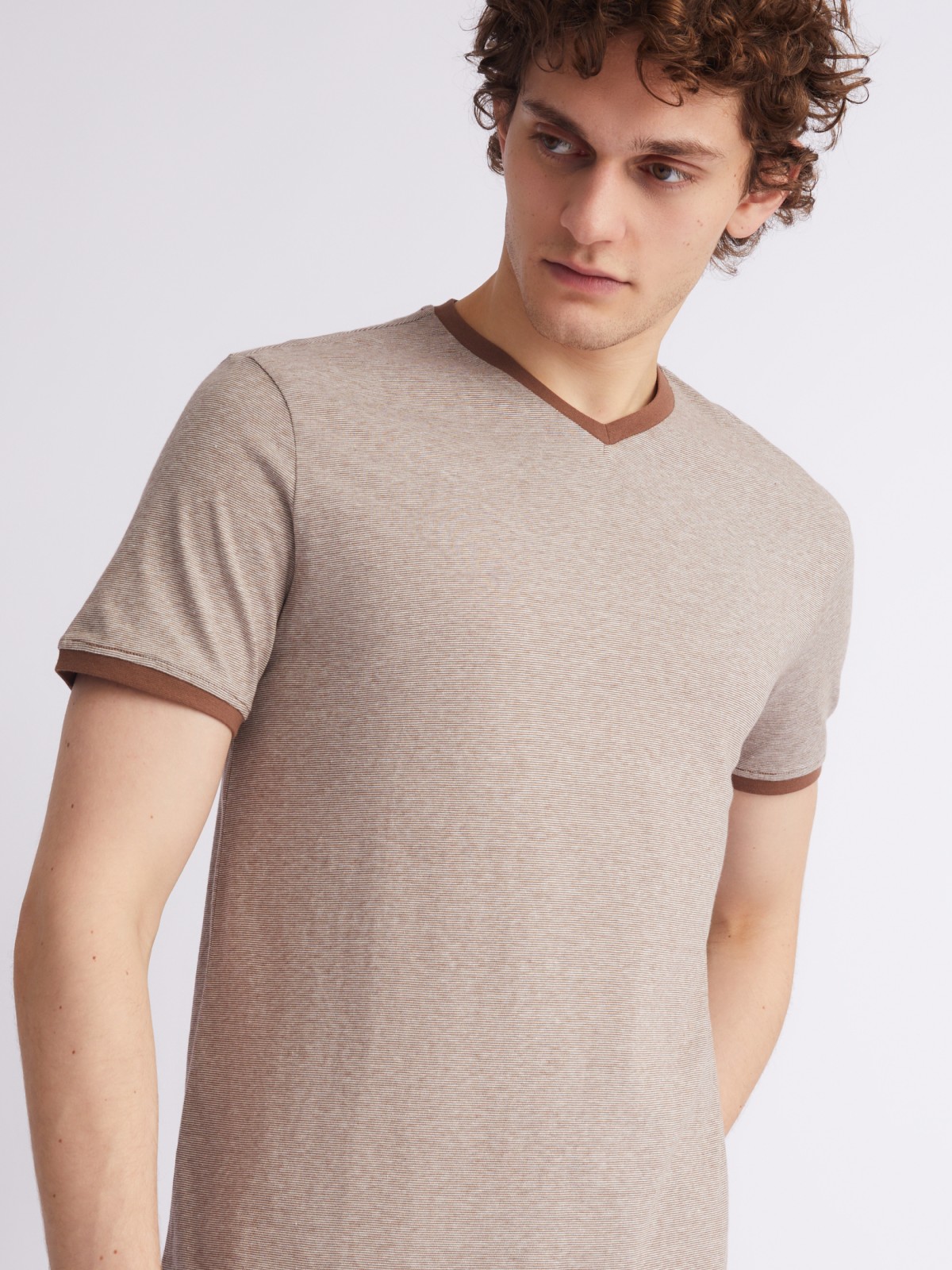 Футболка в полоску с треугольным вырезом