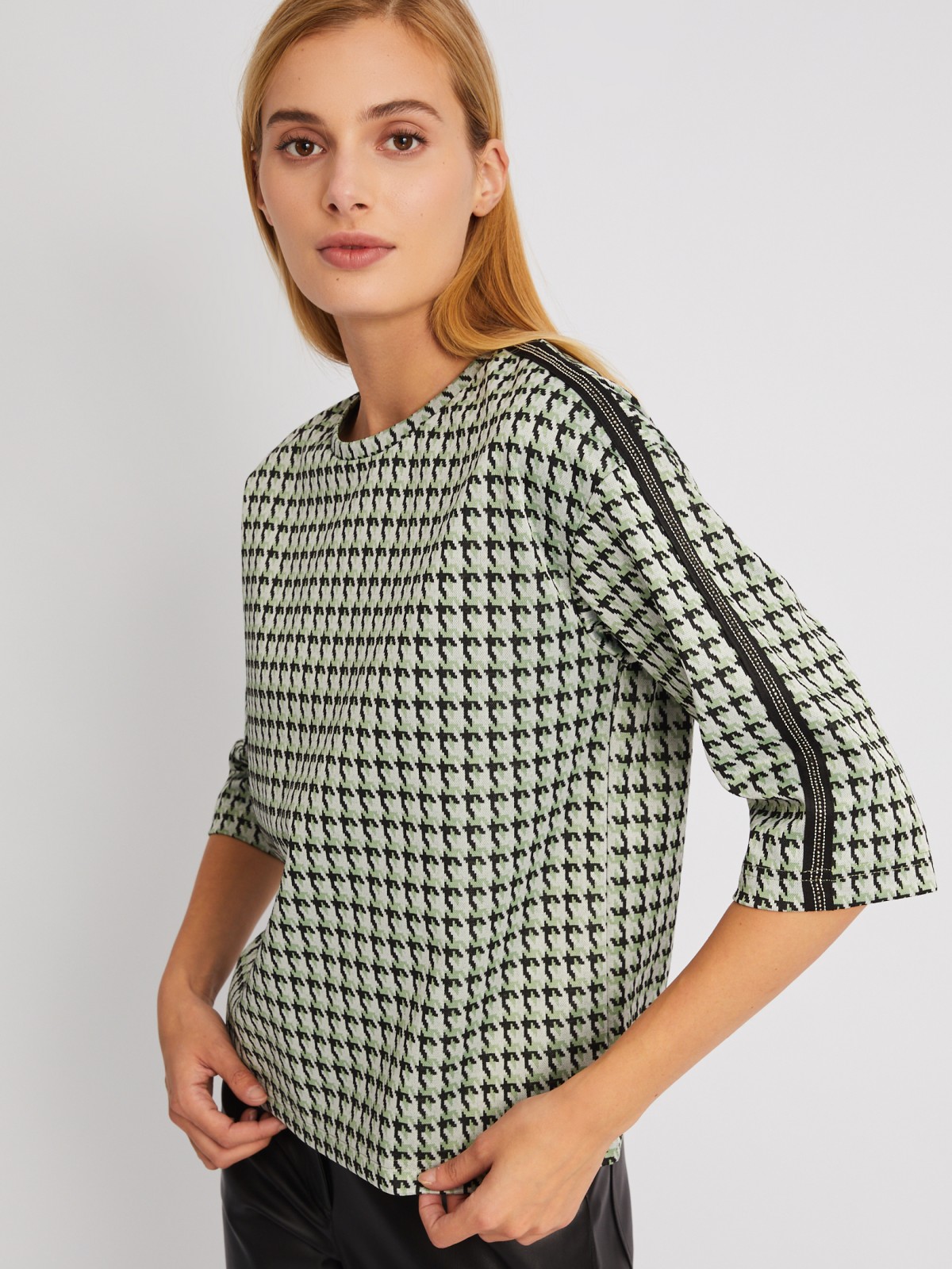 Лонгслив в клетку с лампасами со стразами 899₽