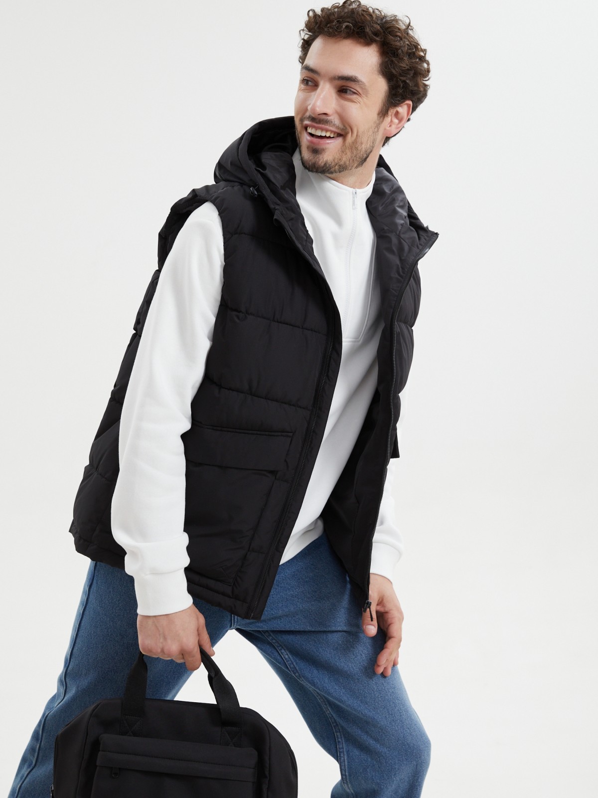 Утеплённый стёганый жилет на молнии с капюшоном 2199₽