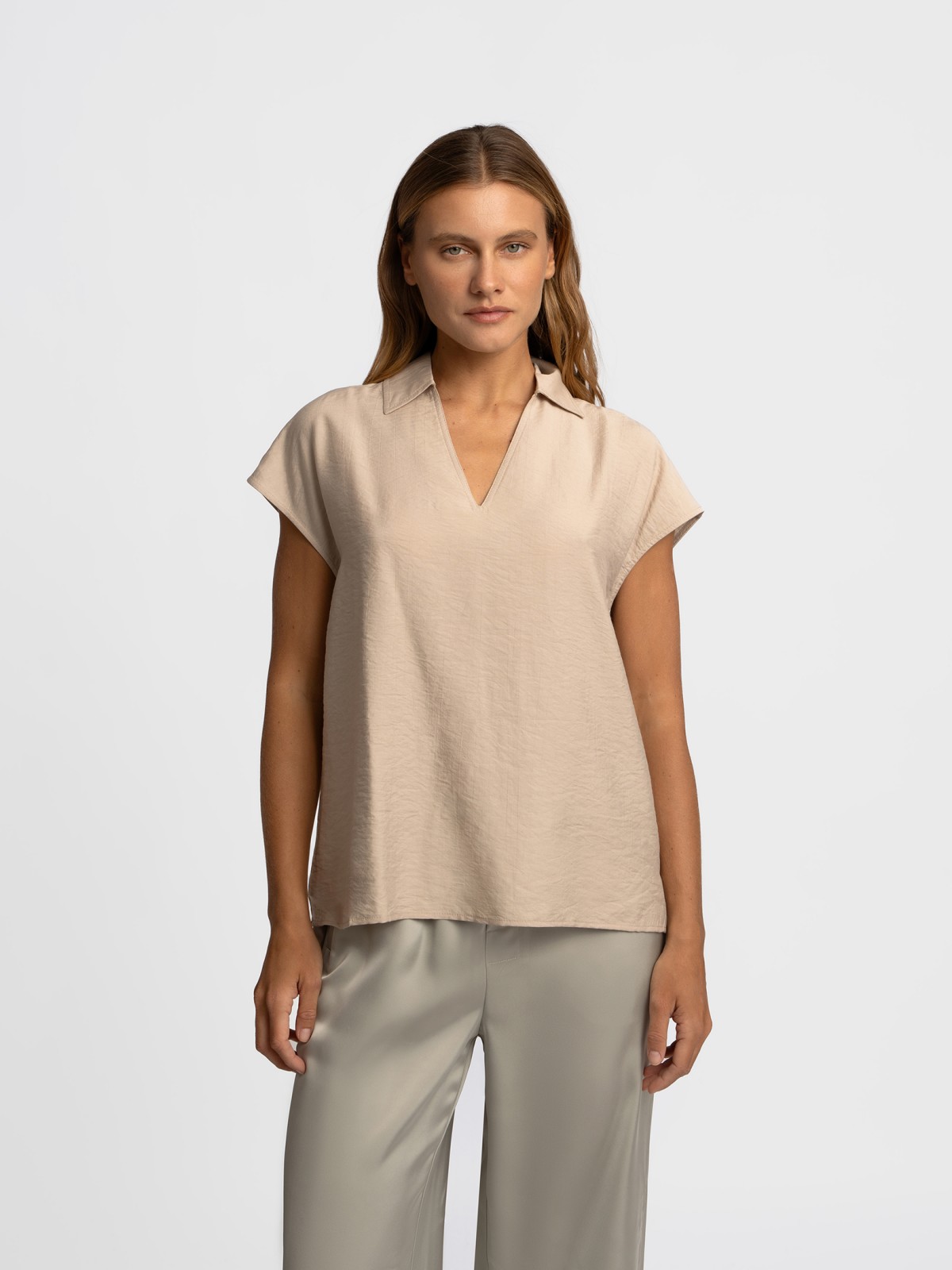 Блузка с вырезом и коротким рукавом