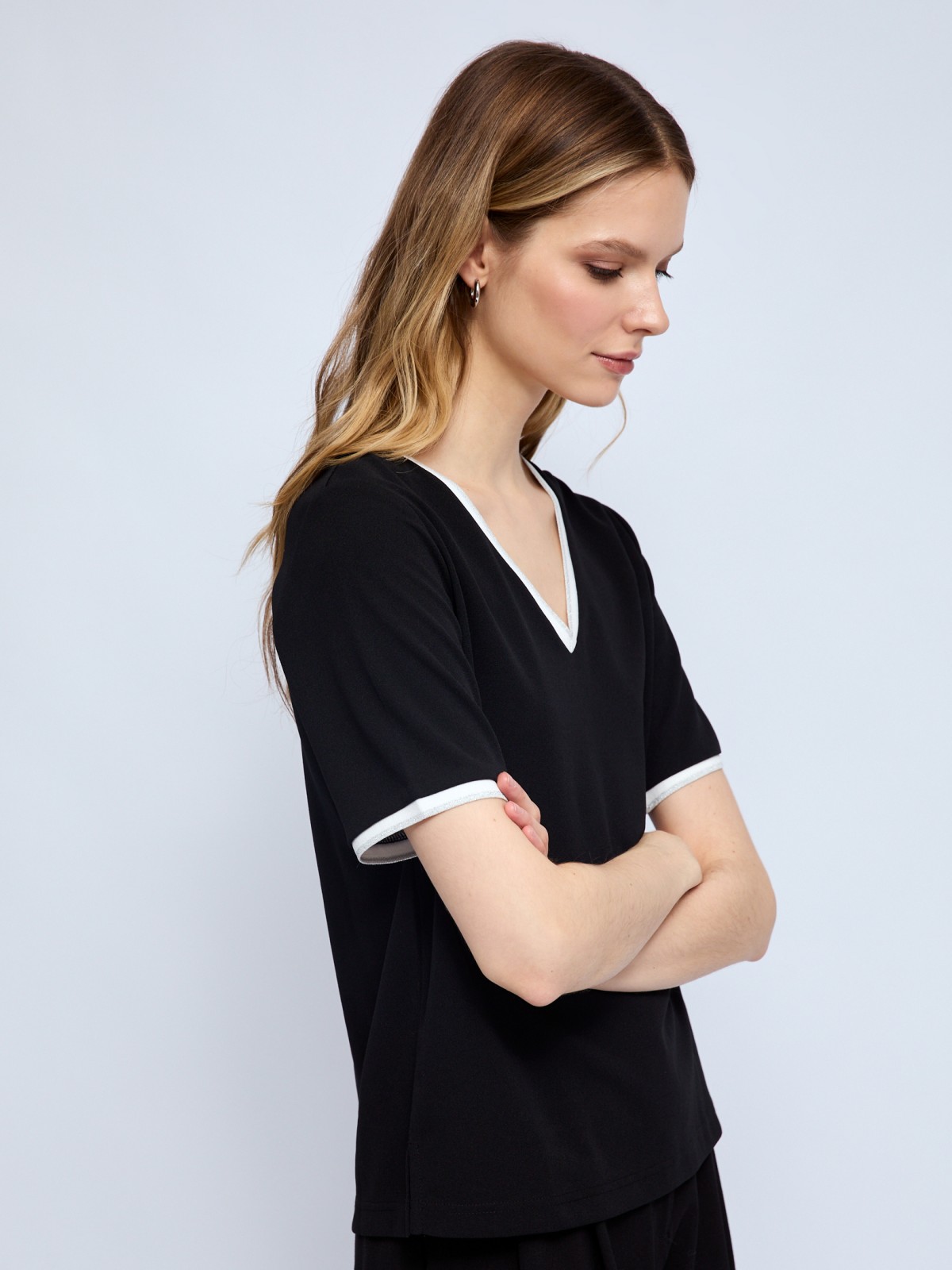 Блузка-футболка с V-образным вырезом