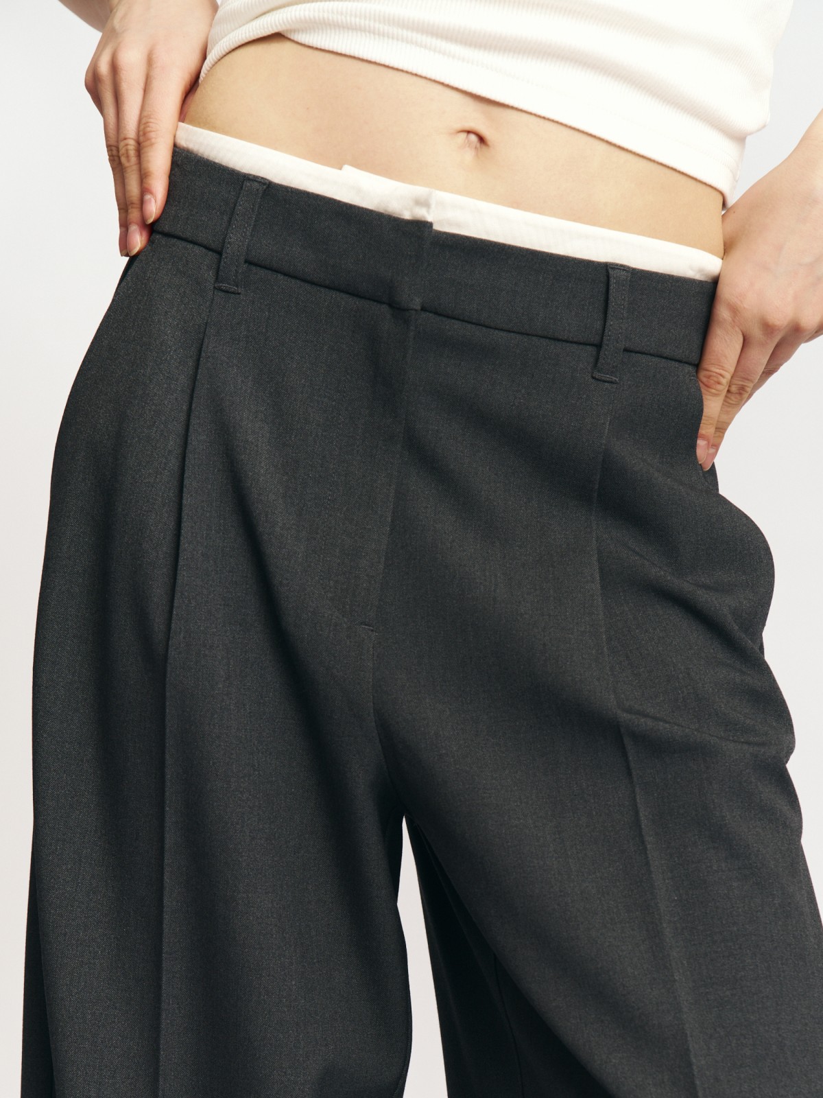 Брюки прямого силуэта с защипами