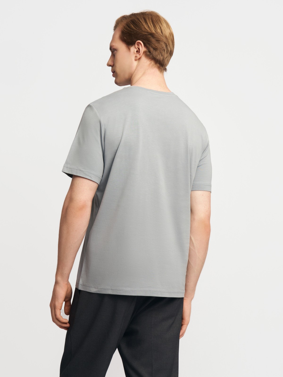 Футболка из хлопка с треугольным вырезом