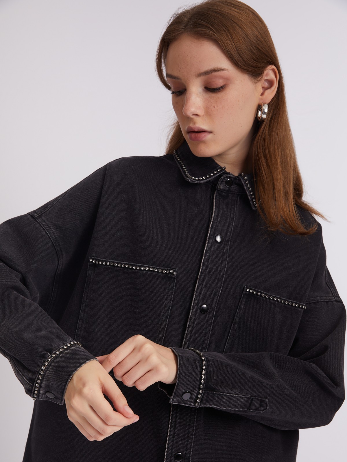 Джинсовая куртка-рубашка оверсайз силуэта со стразами zolla 023315D1G021, цвет черный, размер XXS - фото 5