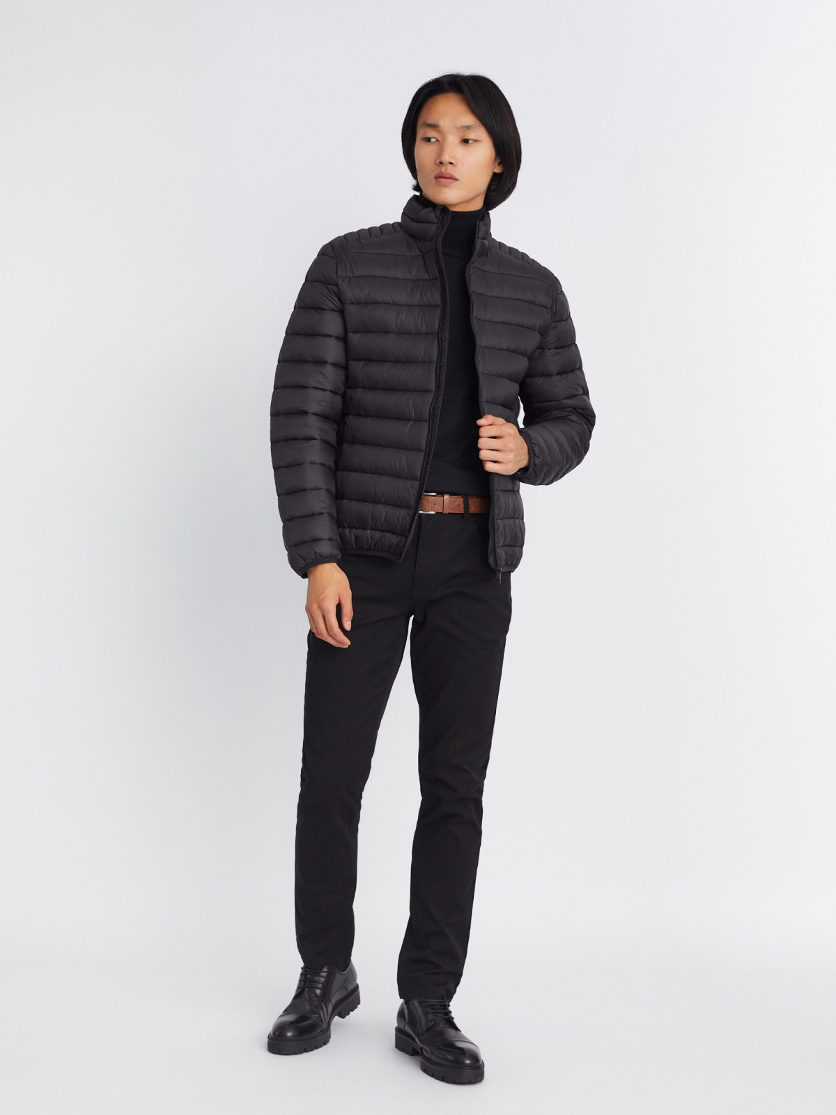 Лёгкая утеплённая стёганая куртка на молнии с воротником-стойкой zolla 013335102064, цвет черный, размер S - фото 2