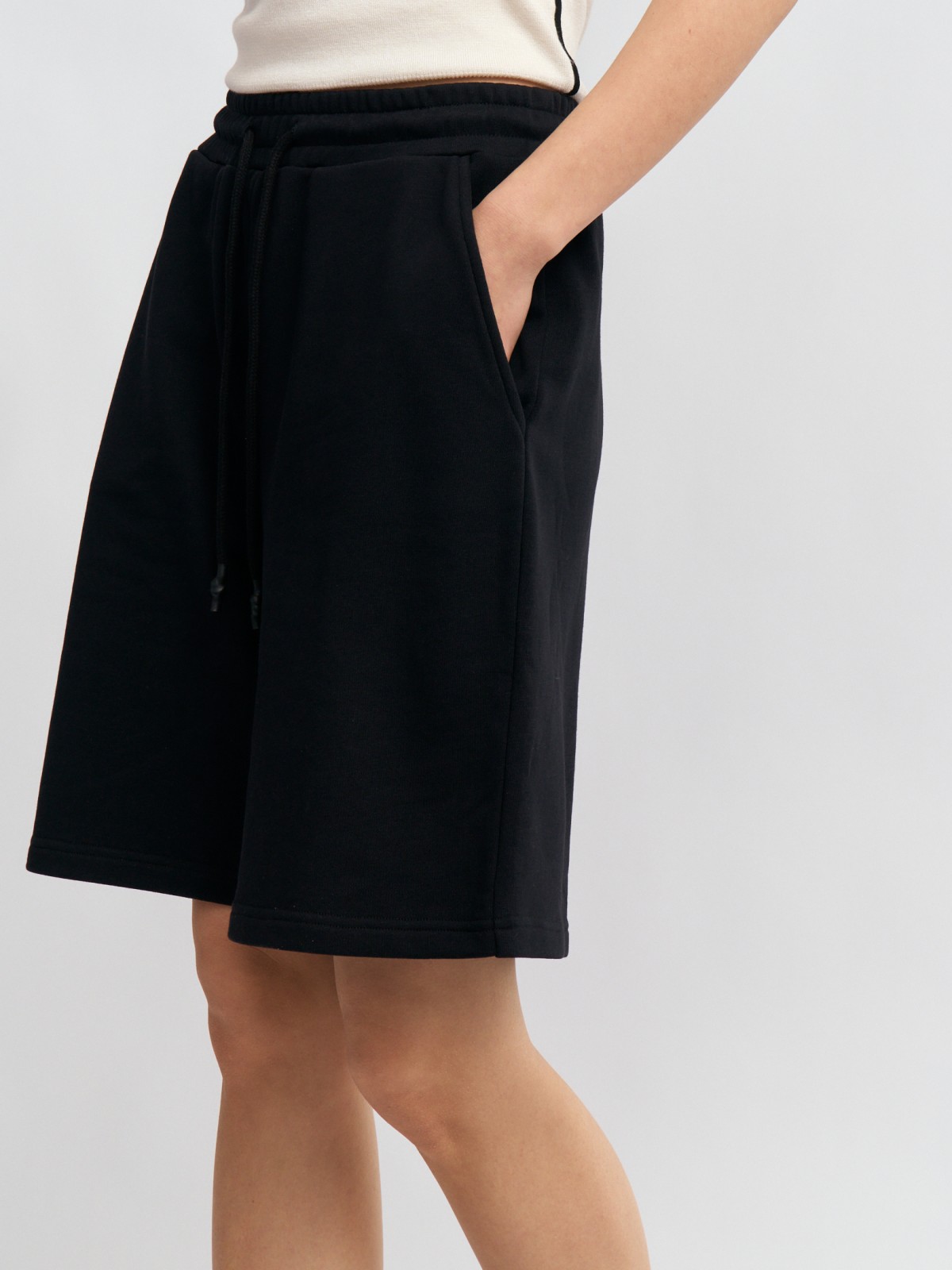 Трикотажные шорты с карманами на резинке