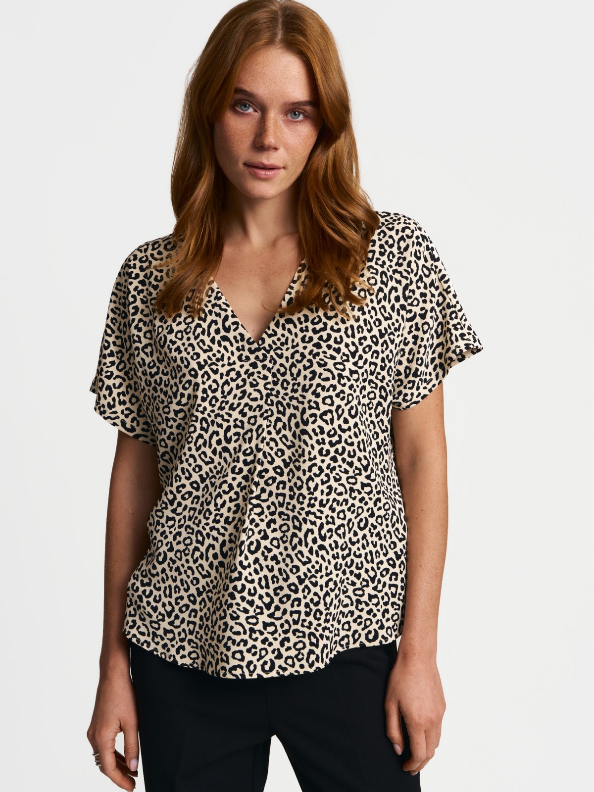 Блузка с вырезом и коротким рукавом