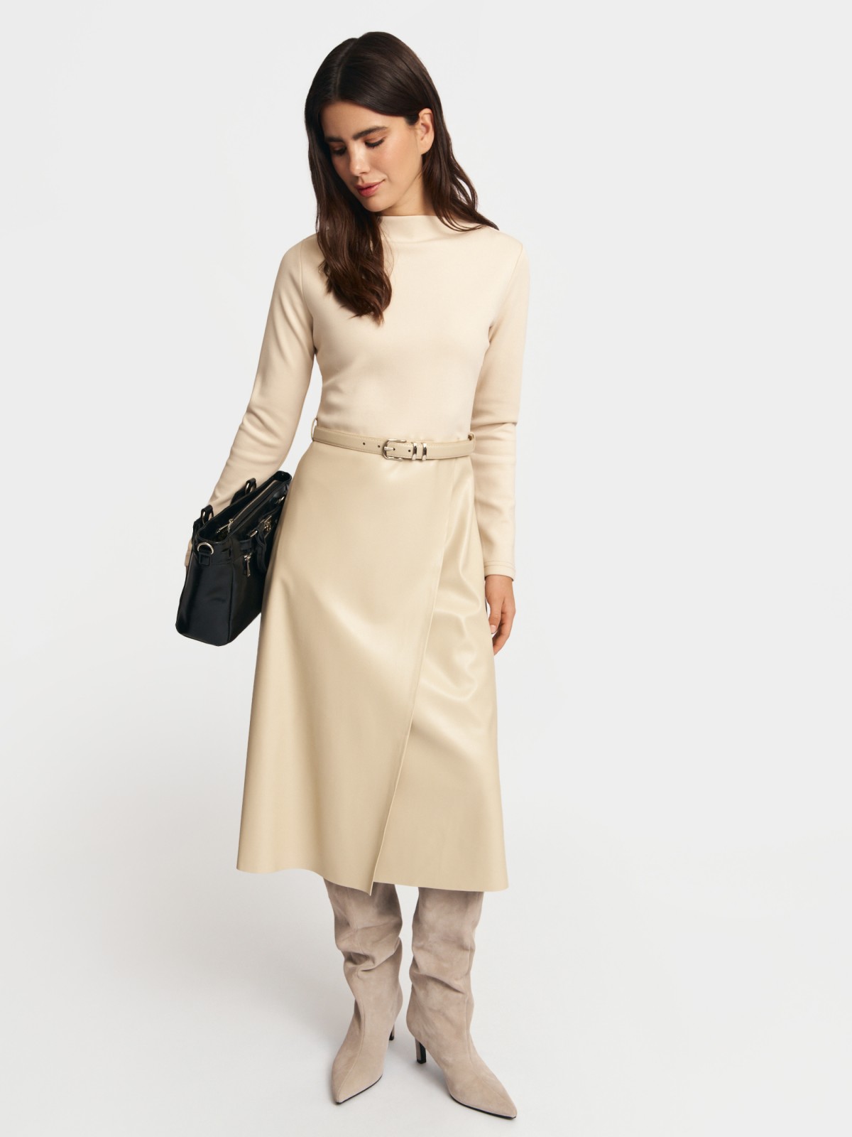 Комбинированное платье миди с запахом и поясом