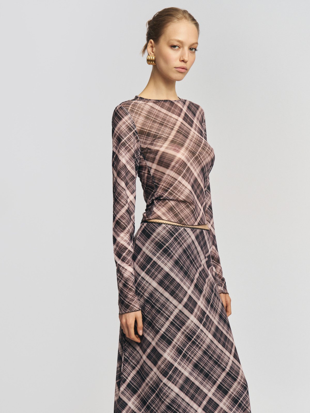 Трикотажный лонгслив из сетки в клетку