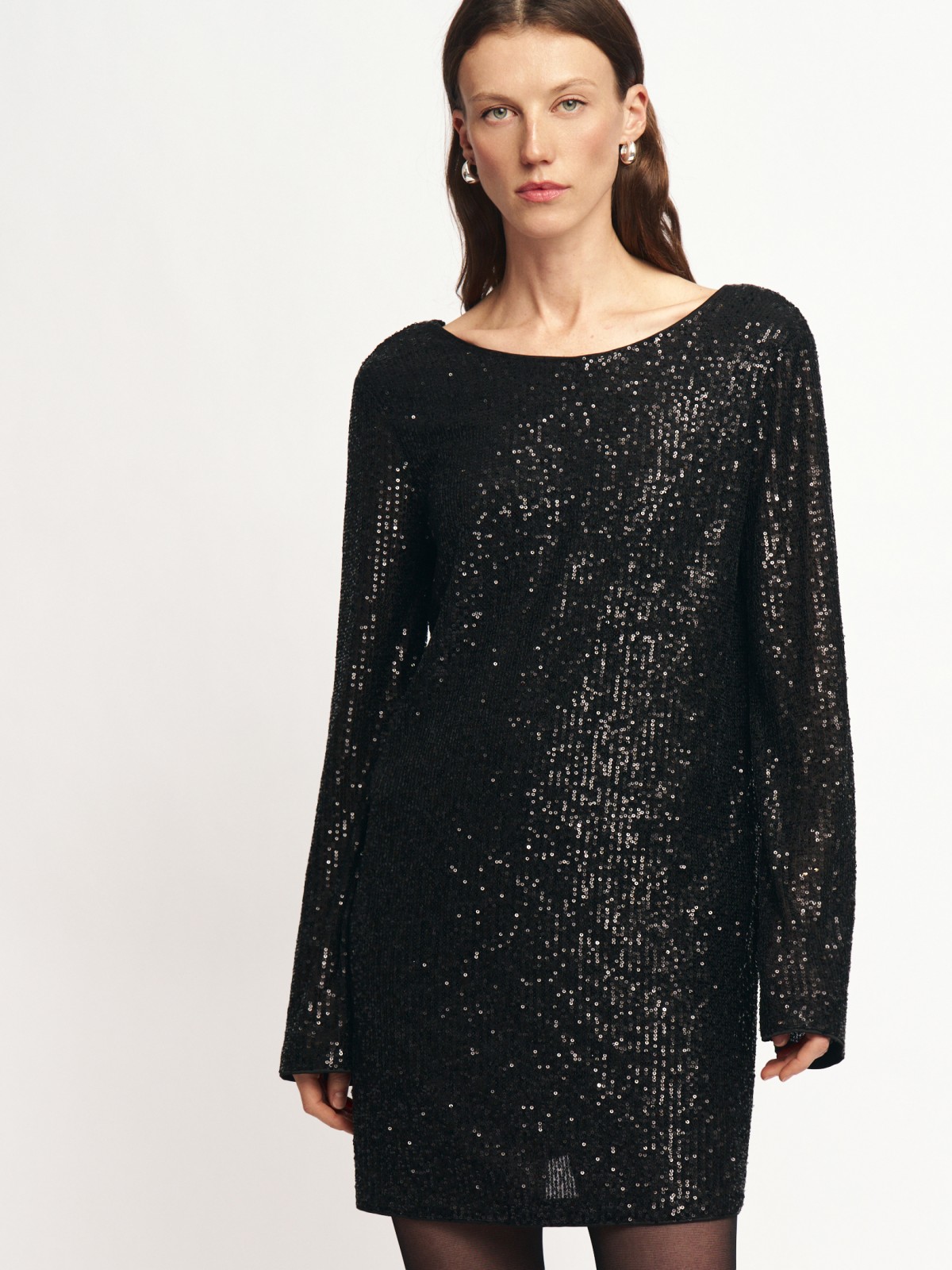 Платье мини с пайетками и вырезом на спине