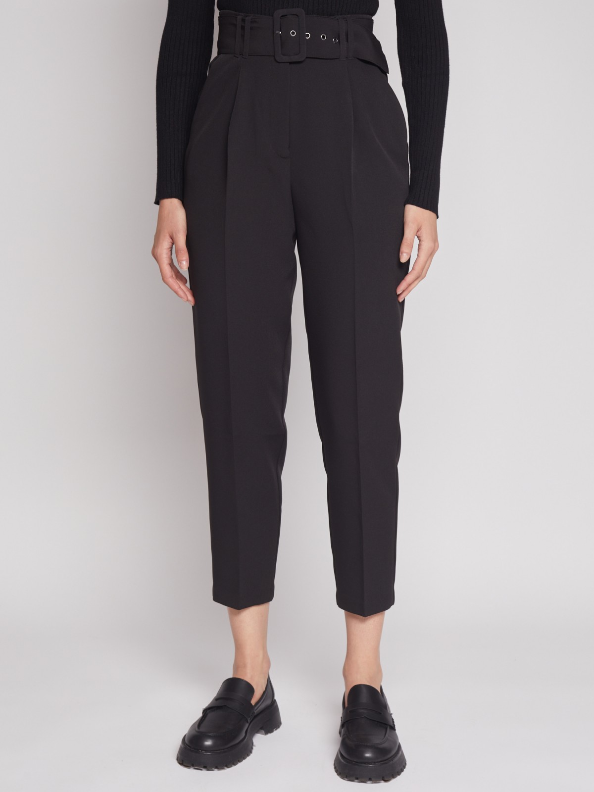 Брюки фасона Carrot с ремнём