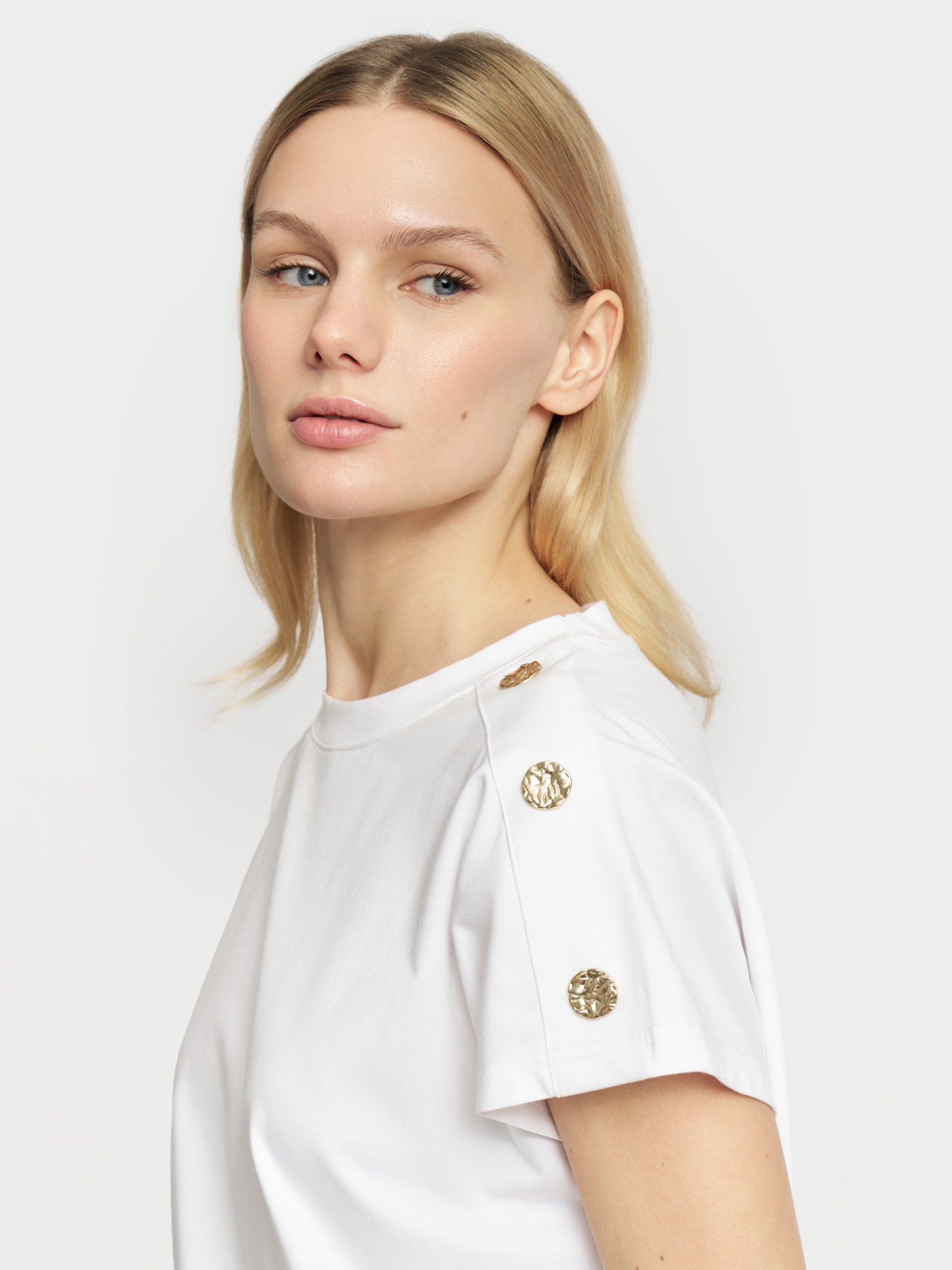 Футболка с металлическим декором