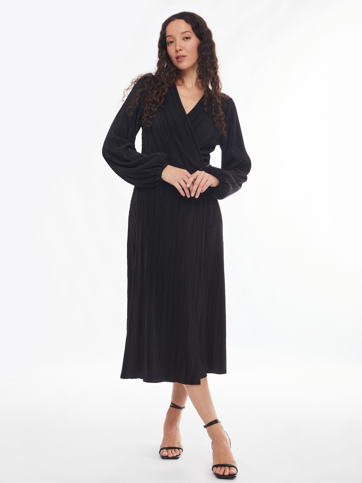 Приталенное платье-халат с запахом и фактурой гофре zolla 02413814Y111, цвет черный, размер XS