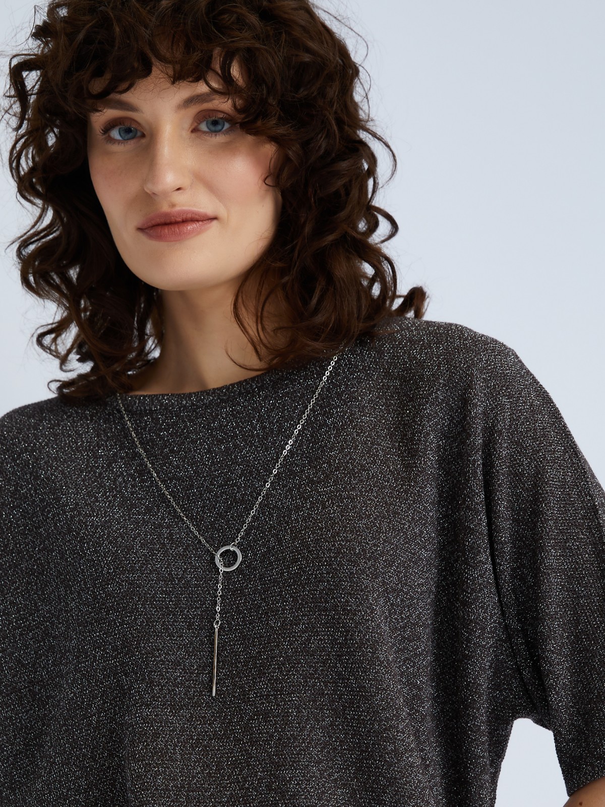 Блестящий джемпер с люрексом и декоративной подвеской