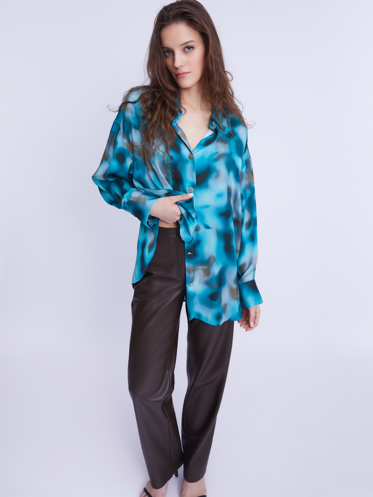 Атласная блузка-рубашка оверсайз силуэта с акцентным принтом zolla 22333117Y041, цвет бирюзовый, размер L - фото 2
