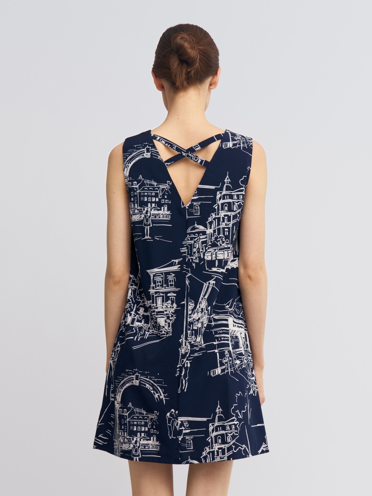 Платье мини без рукавов с вырезом на спине