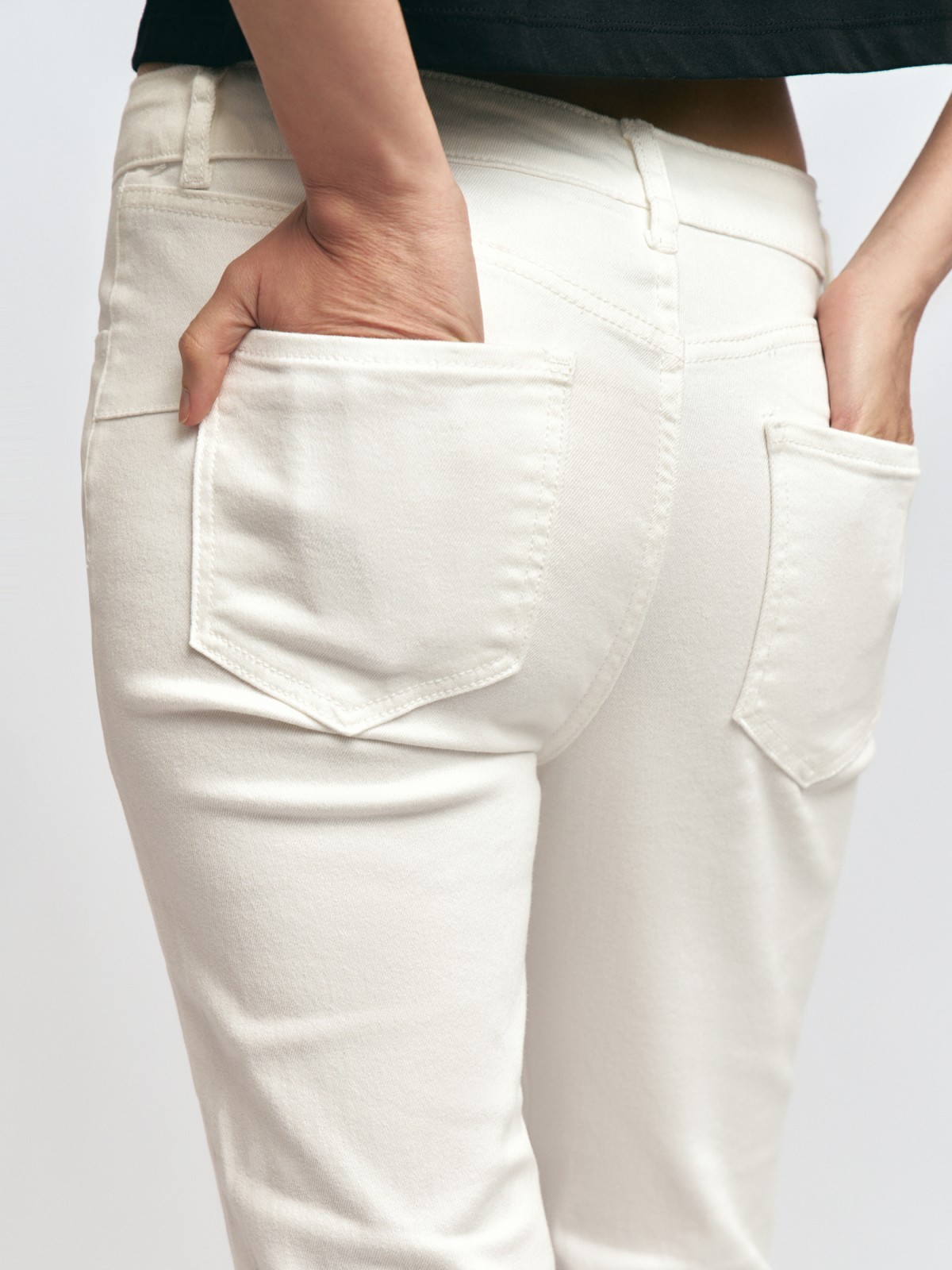 Джинсы силуэта Bootcut с Push-up эффектом и бахромой