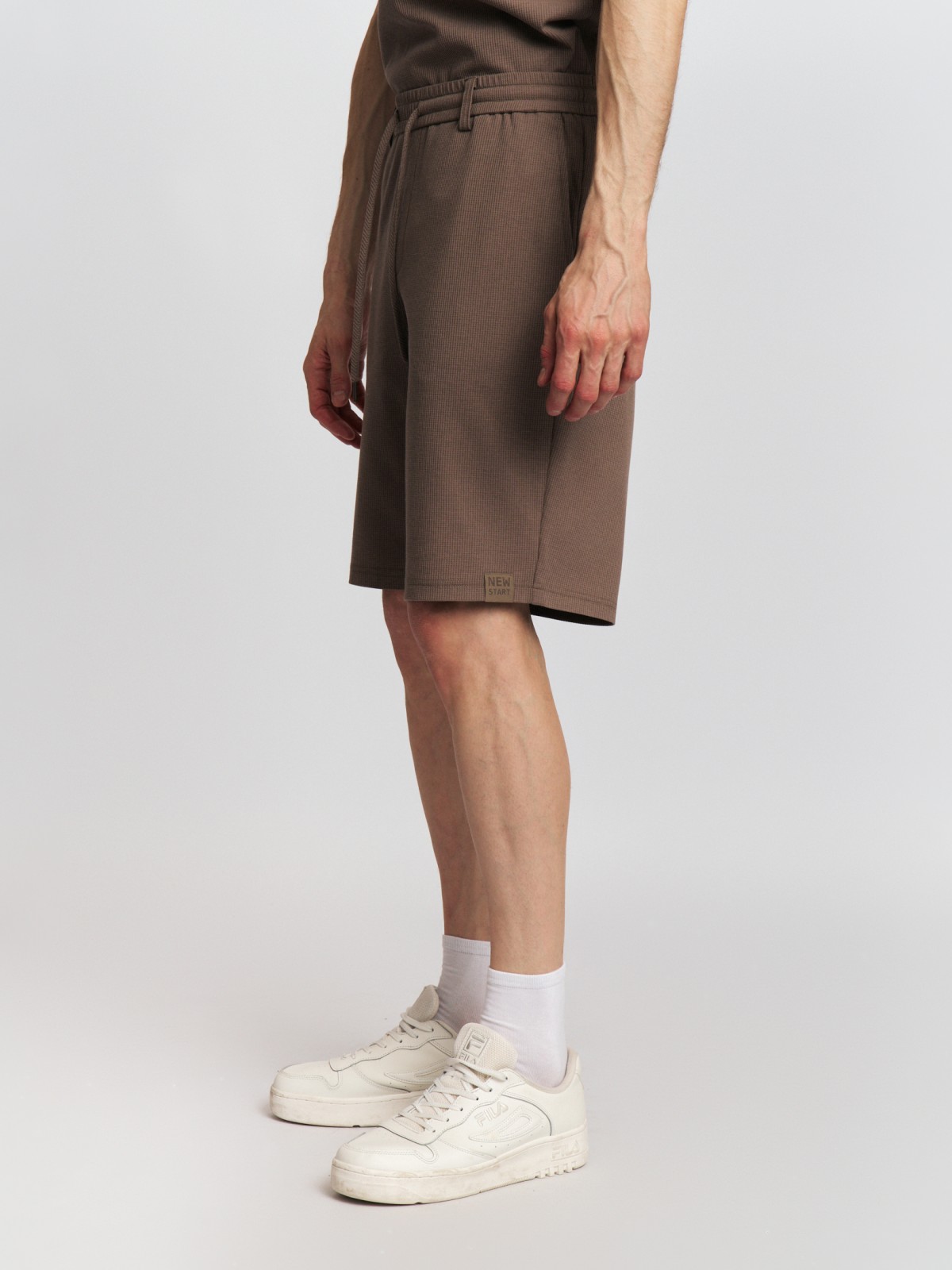 Трикотажные шорты на резинке