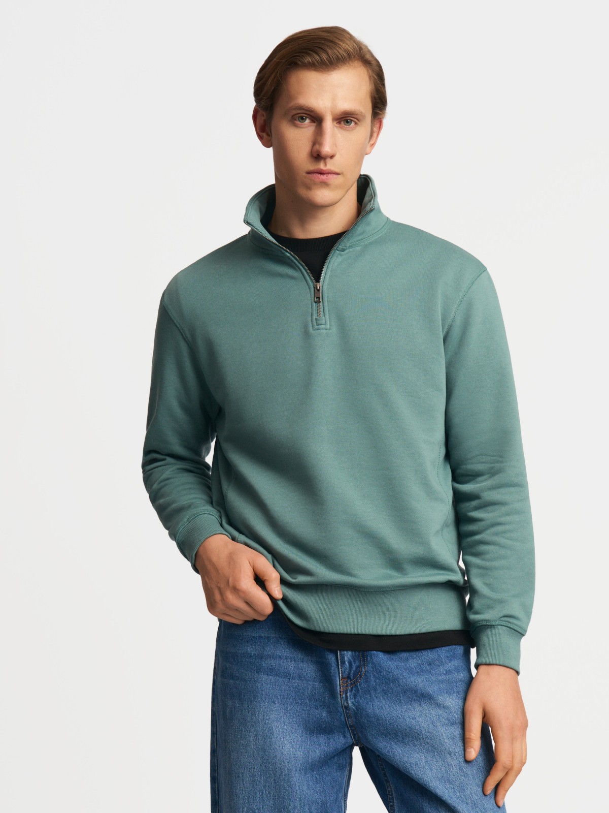 Однотонный свитшот на молнии