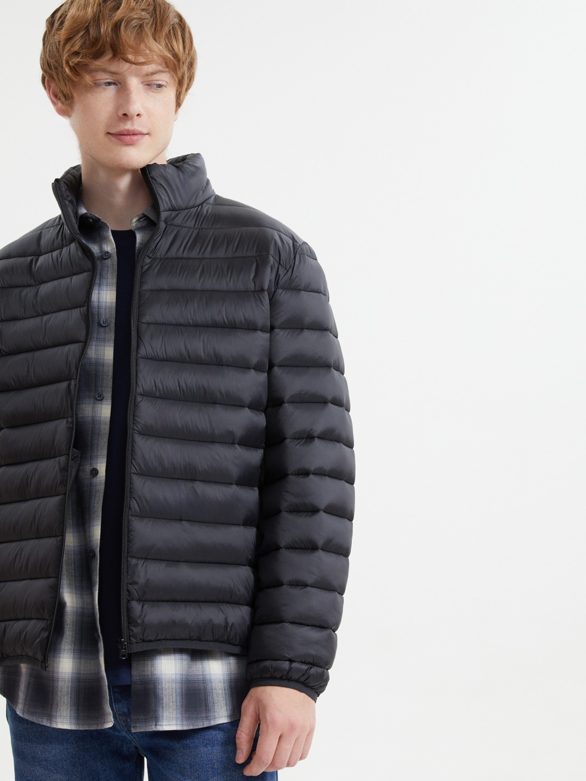 Лёгкая утеплённая стёганая куртка на молнии с воротником