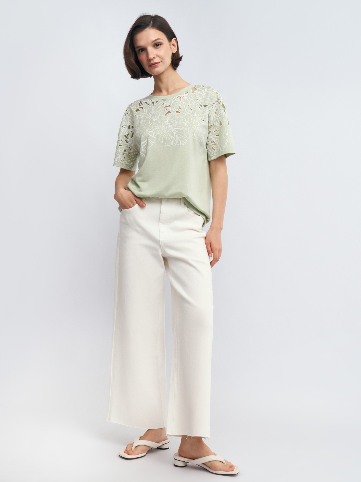 Футболка с ажурным узором на кокетке и рукавах