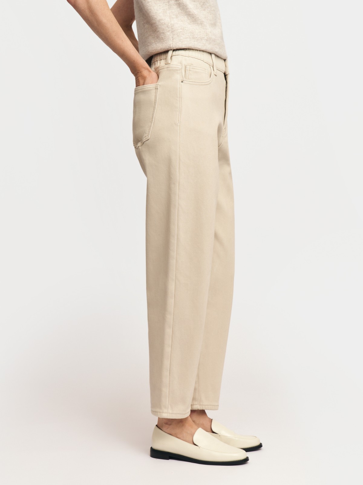 Утеплённые джинсы силуэта Mom на резинке с ворсом