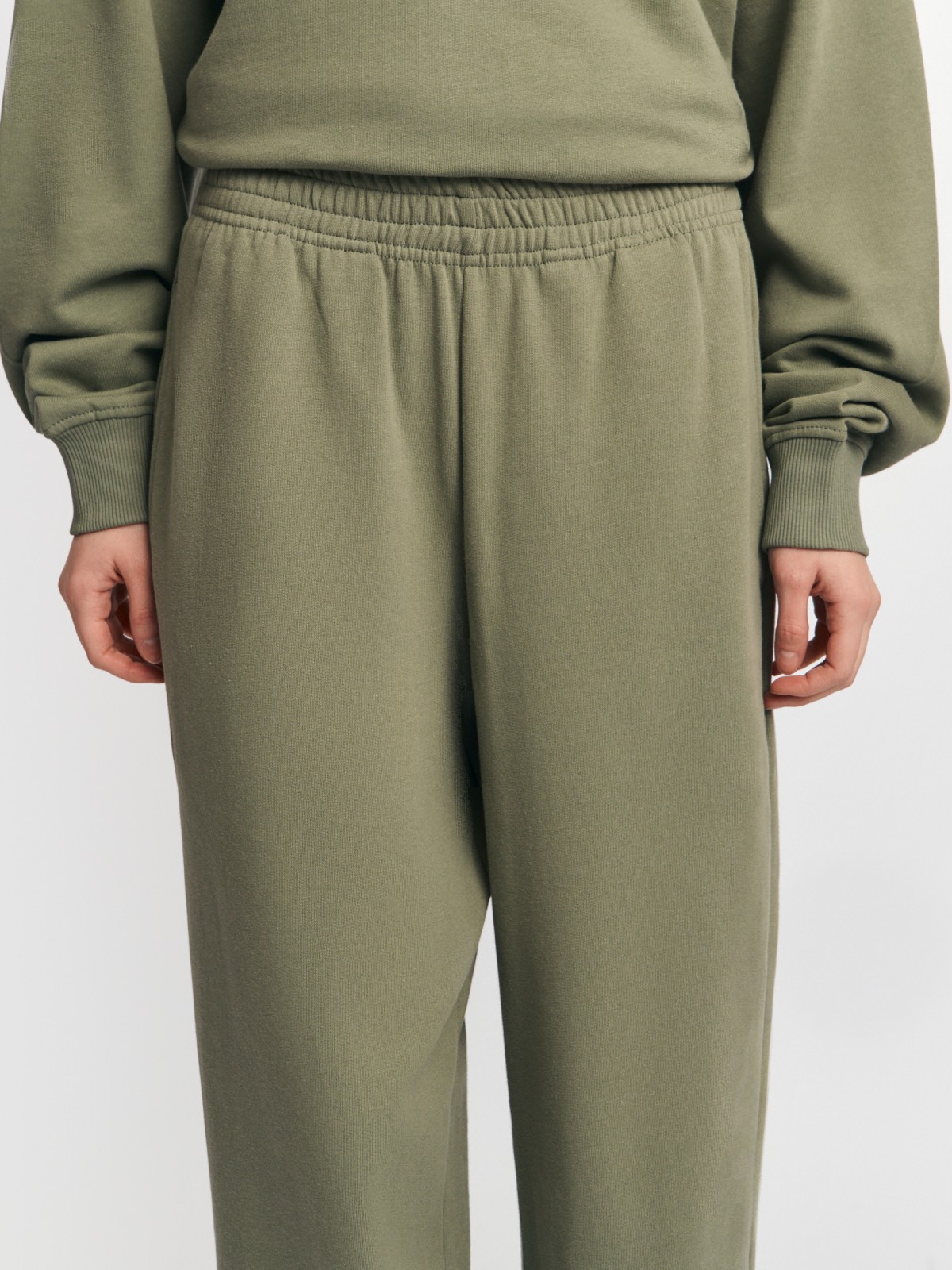 Утеплённые брюки-джоггеры из хлопка на резинке